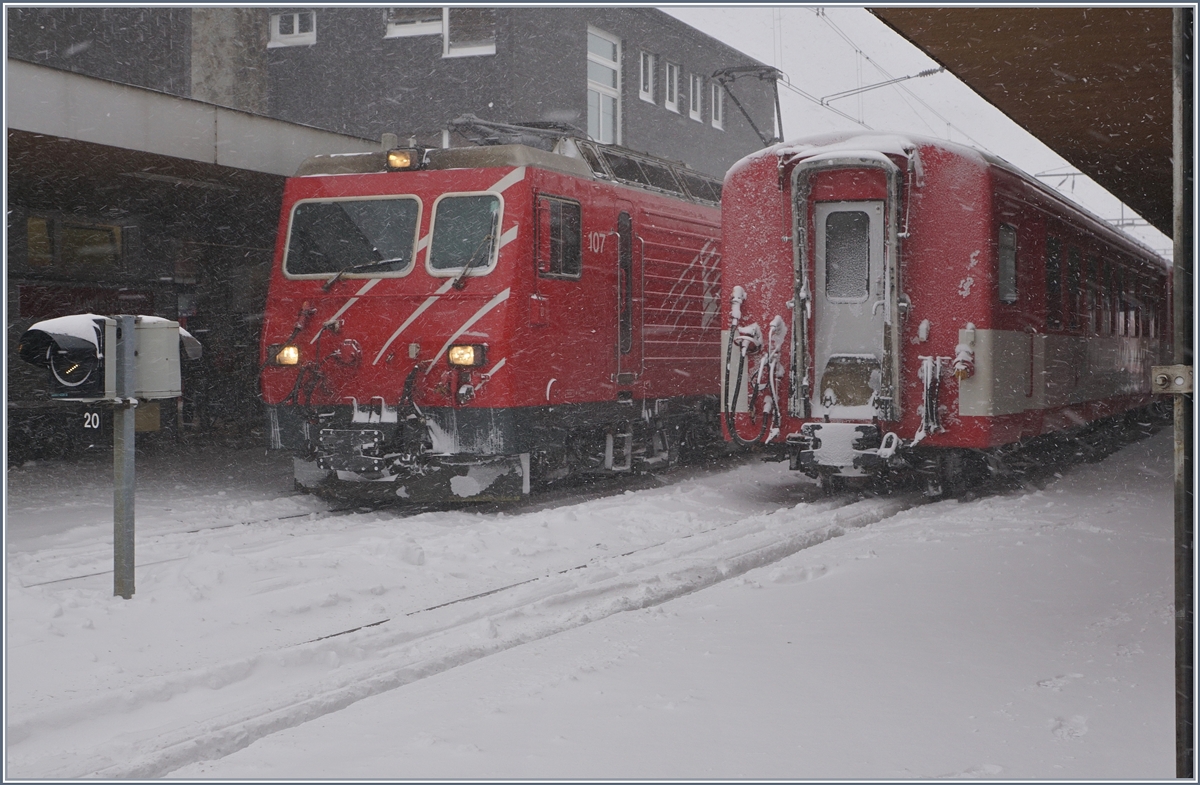 Schnee in Andermatt. Im Winter verkehren die Züge von Andermatt nach Disentis mit Komposition und HGe 4/4 II, auch wenn Umlaufbedingt, eine Komposition in Andermatt jeweils eine Stunde warten muss.
Auf dem Bild ist die HGe 4/4 107 zu sehen und ein Teil des angekommen Zuges aus Disentis. 
5. Jan. 2017