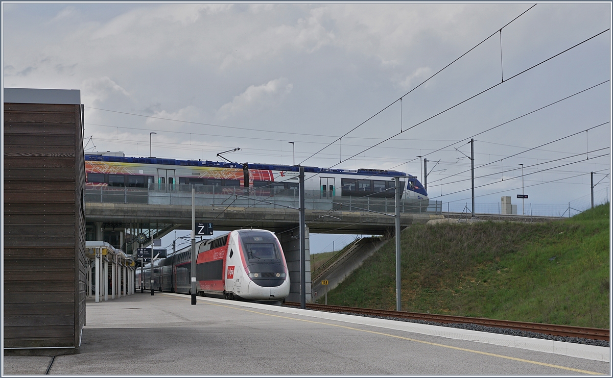 Schon fast ein Klassiker: Meroux TGV und Belfort-Montbelier TGV mit TER und TGV. 

24. April 2019