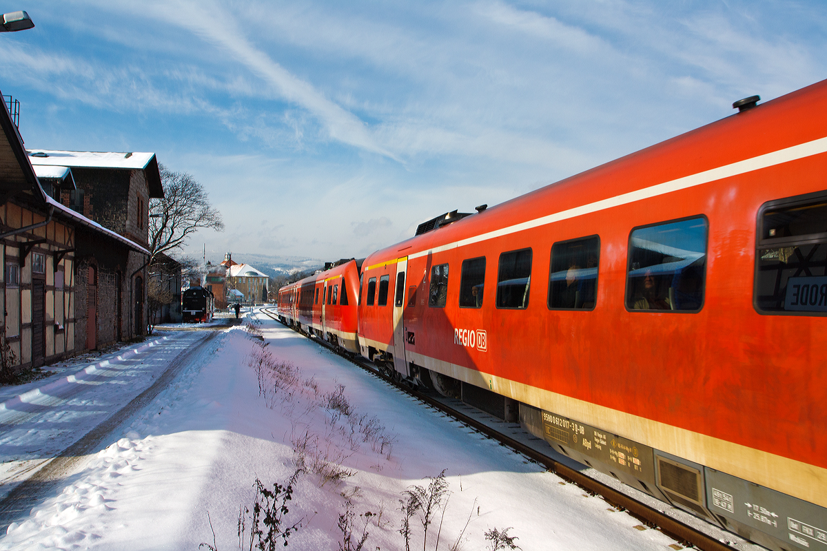 
Schon Historisch....
Zwei gekoppelte Dieseltriebwagen mit Neigetechnik der Baureihe 612   RegioSwinger  der DB Regio fahren am 23.03.2013 vom Bahnhof Wernigerode, als RE 4  Harzexpress  (Halle/Saale - Halberstadt -Wernigerode - Goslar - Hildesheim - Hannover), weiter in Richtung Hannover. 

Mit dem Fahrplanwechsel vom 14.12.2014 enden der RE 4 nun in Goslar. Dort müssen die Reisende nun umsteigen. Ab Dezember 2015 übernimmt dann die Veolia Verkehr Sachsen-Anhalt mit Triebwagen der BR 648 (LINT 41) die Verbindung. 

Es ist schon ein Trauerspiel, das sich Länder so uneinig sind, und die Touristen des Harzes fast schon zwingt mit dem Auto anzureisen. Denn es gibt keine halbwegs schnelle Verbindung nach Wernigerode.