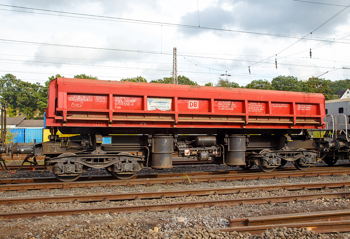 Sch�ttgutkippwagen (Zweiseitenkippwagen) mit pneumatischer Bet�tigung und vier Rads�tzen 33 51 6738 556-6 PL-DBSRP (der Gattung Fas) der DB Schenker Rail Polska S.A., abgestellt am 15.10.2016 in Kreuztal (D). 

Diese Zweiseitenkippwagen vom Typ Fas dienen dem Transport von Sch�ttgut wie Schotter, Kies, Sand, Erde zur Ver- und Entsorgung von Bahnbaustellen.

Technische Daten:
Spurweite: 1.435 mm
Achsanzahl: 4 
L�nge �ber Puffer: 12.540 mm
Drehzapfenabstand: 7.500 mm
Achsabstand im Drehgestell: 1.800 mm
Laderaum: 31 m� 
Ladefl�che: 26,0 m�
H�chstgeschwindigkeit: 100 km/h
Maximales Ladegewicht: 51 t 
Eigengewicht: 26.290 kg
Kleinster bef. Gleisbogenradius: 75 m
H�he der Unterseite der Ausladeklappe �ber SOK: 300 mm
H�he �ber SOK: 3.205 mm (in Transportstellung)  4.250 mm (bei gekipptem Wagen)