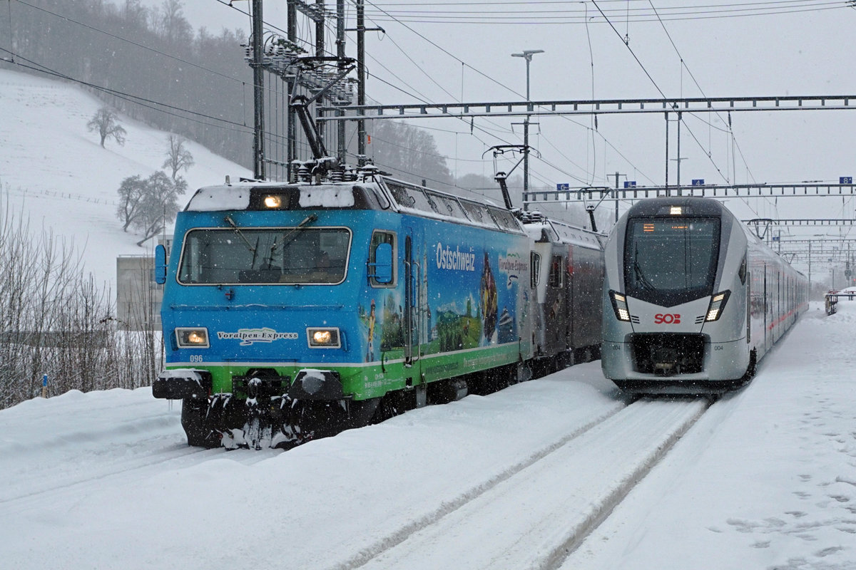Schweizerische Südostbahn/SOB.
Re 456 Lokomotiven adieu!
Bei sehr starken Schneefällen und grosser Kälte verabschiedete sie die SOB mit verschiedenen Aufstellungen sowie einer Abschiedsfahrt Herisau-Degersheim von den Re 456 091 - Re 456 096. Diese sehr schönen und robusten Lokomotiven wurden in den Jahren 1987 bis 1988 in Betrieb genommen für die Führung vom Voralpen Express. Zwei Re 456 werden von der Oensingen-Balsthal-Bahn/OeBB übernommen wo sie im Güterverkehr eingesetzt werden. Zwei Re 456 ergänzen den Fuhrpark der Sihltal-Zürich-Uetliberg-Bahn/SZU. Unbekannt ist die Zukunft der restlichen Lokomotiven. Die sämtlichen bereits historischen Abschiedsaufnahmen sind am 27. Januar 2021 in Herisau entstanden.
Foto: Walter Ruetsch
