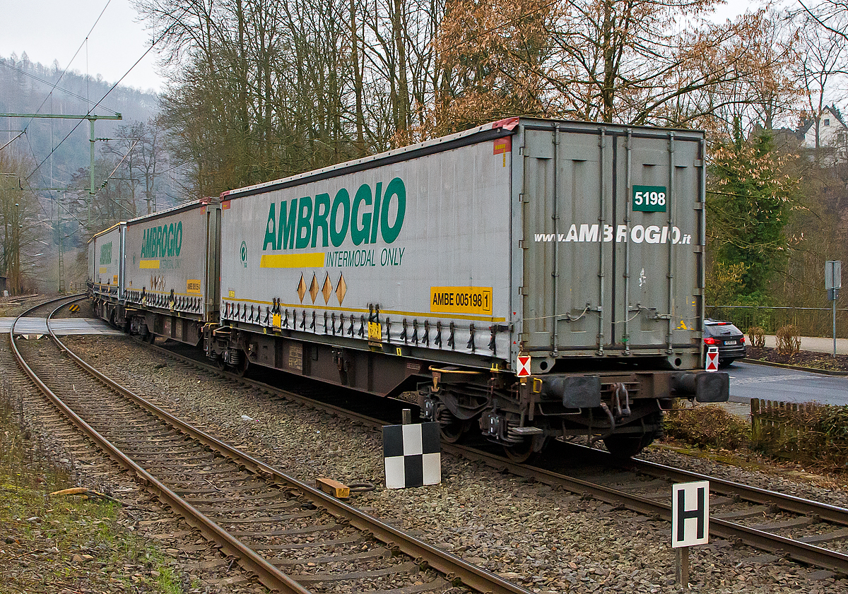 Sechsachsiger Drehgestell-Gelenk-Containertragwageneinheit 90´, 33 83 4954 823-4 P I-AMBR der Gattung Sggmrs 90` Privatwagen der Ambrogio Trasporti S.p.A. am 14.01.2022, beladen mit 45` Wechselbrücken der Ambrogio, im Zugverband bei der Durchfahrt im Bf Kirchen (Sieg) an der Siegstrecke (KBS 460) in Richtung Köln. Die Ambrogio besitzt eine eigene Flotte von 380 privaten 6-achsigen Gelenktragwagen 90 `.

Diese Gelenkwagen mit sechs Radsätzen sind für den Transport von Großcontainern und Wechselbehältern vorgesehen. Auf den Außenlangträger des Wagens befinden sich für jede vorgesehene Ladeposition feste und klappbare Aufsetzzapfen zum Festlegen der Ladungseinheiten (gemäß UIC- Merkblatt 592-1 und 2) in verschiedenen Kombinationen.
