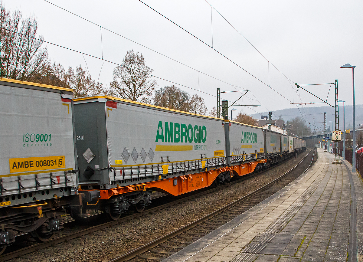 Sechsachsiger Drehgestell-Gelenk-Containertragwageneinheit 90´, 33 85 4961 666-6 CH-WASCO der Gattung Sggmrss 90`der Wascosa AG am 14.01.2022, beladen mit 45` Wechselbrücken der Ambrogio, im Zugverband bei der Durchfahrt im Bf Kirchen (Sieg) an der Siegstrecke (KBS 460) in Richtung Köln.

Diese Gelenkwagen mit sechs Radsätzen sind für den Transport von Großcontainern und Wechselbehältern vorgesehen. Auf den Außenlangträger des Wagens befinden sich für jede vorgesehene Ladeposition feste und klappbare Aufsetzzapfen zum Festlegen der Ladungseinheiten (gemäß UIC- Merkblatt 592-1 und 2) in verschiedenen Kombinationen.

Das aus zwei Wagenhälften bestehende Untergestell ist eine verwindungsweiche, geschweißte Rahmenkonstruktion aus Walz- und Blechprofilen, gebildet aus den Kopfstücken, den Hauptquerträgern und den äußeren Langträgern. In der Wagenmitte befindet sich eine Übersteigmöglichkeit.

TECHNISCHE DATEN:
Spurweite: 1.435 mm
Länge über Puffer: 29.590 mm
Drehzapfenabstand: 2 x 11.995 mm
Achsabstand in den Drehgestellen: 1.800 mm
Drehgestelle: 3 x Y25Lss1-K
Laufraddurchmesser: 920 mm (neu)
Ladelänge: 2 x 13.820 mm
Höhe der Ladeebene über S.O.: 1.155 mm
Eigengewicht: 27.900 kg
Max. Zuladung bei Lastgrenze S: 107,1 t (ab Streckenklasse D)
Max. Zuladung bei Lastgrenze SS: 92,1 t (ab Streckenklasse C)
Max. Geschwindigkeit: 100 km/h (Lastgrenze SS und leer 120 km/h)
Kleinster befahrbarer Gleisbogen: R 75 m 
Bremse: 2 x KE-GP-A 
Bremssohle: Jurid 816M
Feststellbremse: Ja
Verwendungsfähigkeit: TEN GE