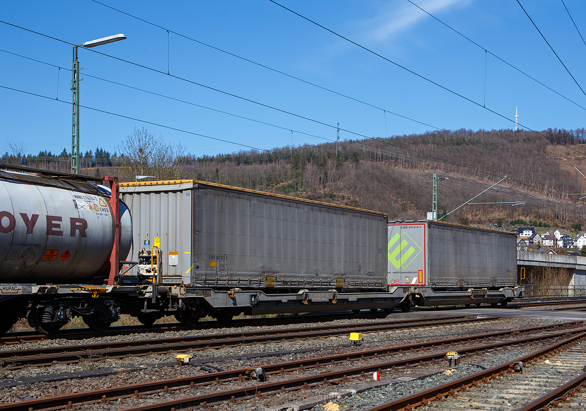 Sechsachsiger Gelenk-Taschenwagen (Doppeltaschenwagen in Gelenkbauart) der Hupac Intermodal SA, 33 85 4956 697-8 CH-HUPAC, der Gattung Sdggmrss am 29.03.2021 im Zugverband bei einer Zugdurchfahrt in Niederschelden.
 
Der Wagen von Tatravagónka a.s. Poprad (Slowakei) unter der Lizenz der Ferriere Cattaneo (Schweiz) gebaut.

Diese Güterwagen sind zum Transport von kranmanipulierbaren Sattelaufliegern und genormten Wechselbehältern / Containern an allen europäischen Eisenbahnstrecken mit Normalspurweite bestimmt.

Technische Daten:
Spurweite: 1.435 mm
Eigengewicht: 36.000 kg
Gewicht des beladenen Wagens: S/SS 135 / 120 t
Max. Radsatzlast S/SS: 22,5 t / 20 t
Max. Ladegewicht S/SS: 99,0 t / 84,0 t
Max. Geschwindigkeit bei Radsatzlast 20 t/22,5 t: 120/100 km/h
Länge über Puffer: 34.200 mm
Drehzapfenabstand: 2 x 14.200 mm
Radsatzstand in den Drehgestellen: 1.800 mm
Ladelänge: 2 x 16.185 mm
Nutzbare Länge des Raums zwischen den Schutzträger: 10.490 mm
Raumbreite zwischen Längsträgern: min. 2 700 mm
Typ der Drehgestelle: 1 x Y25 Lssif(D) und 2 x Y25 Lssi(D) 
Raddurchmesser: 920 mm (neu) / 860 mm (abgenutzt)
Intern. Verwendungsfähigkeit: TEN-GE

