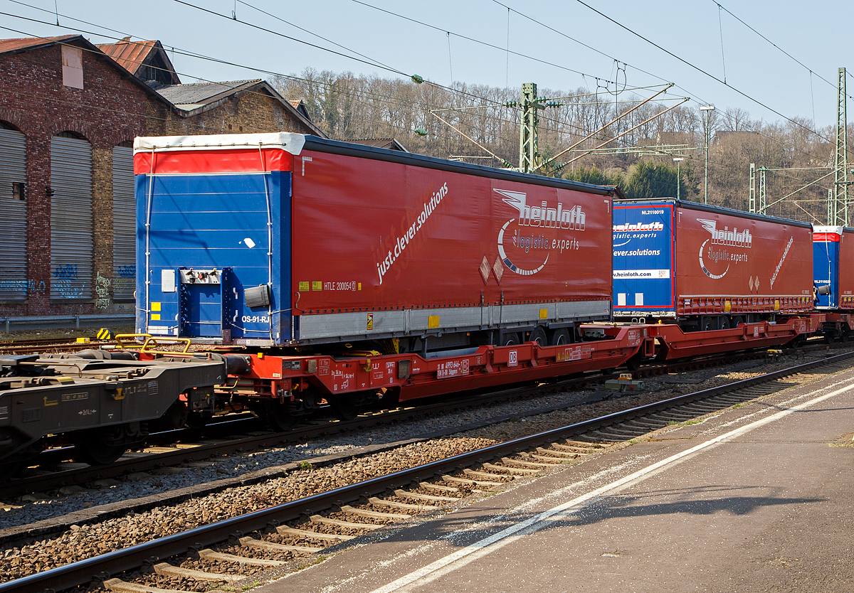 Sechsachsiger Gelenk-Taschenwagen (Doppeltaschenwagen in Gelenkbauart vom Typ T3000e), 31 80 4993 646-7 D-DB der Gattung Sdggmrs 738.1, der DB Cargo AG, beladen mit Sattelanh�ngern, am 25.03.2022 im Zugverband bei einer Zugdurchfahrt im Bf Betzdorf/Sieg.

Diese Wagen vom Typ T3000e wurde von Tatravag�nka a.s. in Poprad (Slowakei) ab 2015 gebaut, die Entwicklung und auch Lizenzgeber ist die Ferriere Cattaneo SA in Giubiasco (Schweiz). Die Fabrikschilder kann man links am Wagenende erkennen. Baugleiche Wagen sind auch bei Kombiverkehr, Cemat, der CFL und Wascosa im Einsatz, die jeweils die Gattungskennzahl 4956 haben. M�gliche Ladeeinheiten sind zwei kranmanipulierbare Sattelauflieger oder alternativ bis zu vier Wechselbr�cken und/oder Container. Daf�r besitzt der Wagen einen dreifach verstellbaren St�tzbock sowie f�r die Ladungseinheiten feste und klappbare Aufsetzzapfen auf den Langtr�gern. Das maximale Zuladegewicht betr�gt f�r Sattelauflieger 2 � 40 t; die Basish�he liegt bei 270 mm �ber SO.

Zwischen 2015 und 2018 beschafft DB Cargo weitere 500 dieser Wagen vom Typ T3000e, die jedoch nicht ss-f�hig sind und als Sdggmrs 738.1 bezeichnet werden (anstelle der Sdggmrss 738). Durch technische �nderungen wird der Verschlei� an Rads�tzen und Bremssohlen im Vergleich zum Vorg�ngermodell reduziert.

TECHNISCHE DATEN:
Spurweite: 1.435 mm
Eigengewicht: 34.500 kg
L�nge �ber Puffer: 34.030 mm
Drehzapfenabstand: 2 x 14.200 mm
Achsabstand in den Drehgestellen: 1.800 mm
Laufraddurchmesser: 920 mm (neu) / 860 mm (abgenutzt)
Ladel�nge: 2 � 16,100 mm
Max. Radsatzlast (S): 20 t
Max. Ladegewicht bei Streckenklasse D : 100 t
Max. Geschwindigkeit: 100 km/h (beladen) / 120 km/h (leer)
Bremse: 2 x DK-GP-A
Bremssohle: Jurid 816M (K-Sohle)
Kleinster  befahrbarer Kurvenradius: R 75 m (R 150 m im Zugverband)
Intern. Verwendungsf�higkeit: TEN – GE