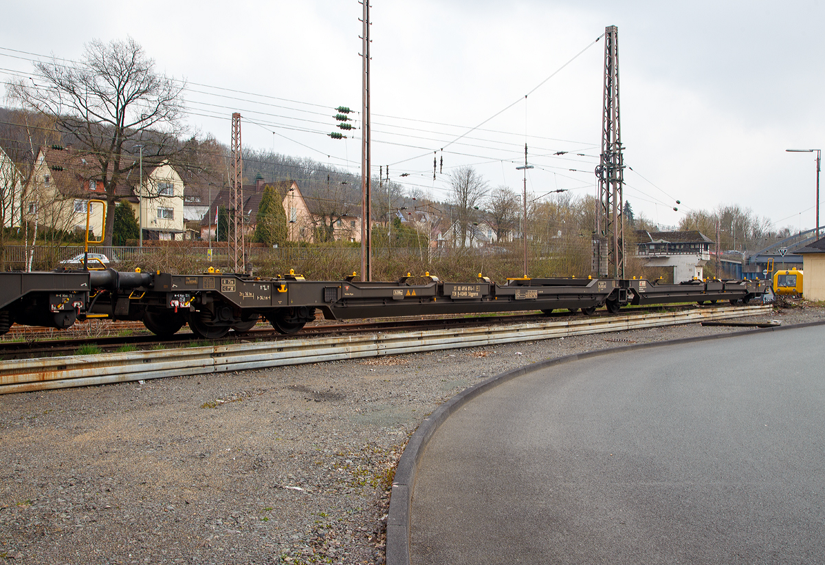 Sechsachsiger Gelenk-Taschenwagen (Doppeltaschenwagen Typ T3000e in Gelenkbauart) der Gattung Sdggmrss (37 80 4956 074-1 D-KOMBI) der Kombiverkehr GmbH und Co. KG am 06.04.2019 abgestellt in Kreuztal.

Der Wagen wurde 2013 Ferriere Cattaneo SA (Giubiasco, Schweiz) unter der Fabriknummer 154 gebaut.

Diese G�terwagen sind zum Transport von kranmanipulierbaren Sattelaufliegern und genormten Wechselbeh�ltern / Containern an allen europ�ischen Eisenbahnstrecken mit Normalspurweite bestimmt, auch bekannt als intermodaler Verkehr.

Technische Daten
Spurweite: 1.435 mm
Eigengewicht: 34.300 kg
Max. Zuladung: S / SS 85 t f�r Streckenklasse C; S 100 t / SS 85 t f�r Streckenklasse D
Max. Radsatzlast S/SS: 	22,5 t / 20 t
Max. Geschwindigkeit bei Radsatzlast 20 t / 22,5 t: 120/100 km/h
L�nge �ber Puffer:	34.200 mm
Drehzapfenabstand: 2 x 14.200 mm
Radsatzstand in den Drehgestellen: 1.800 mm
Ladel�nge: 2 x 16.185 mm
Nutzbare L�nge des Raums zwischen den Schutztr�ger: 10.490 mm
Raumbreite zwischen L�ngstr�gern: min. 2.700 mm
