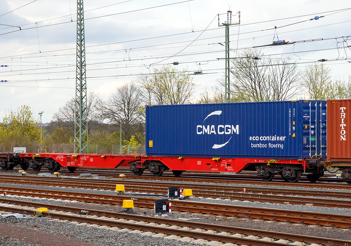 Sechsachsiger Gelenkwagen (Containertragwageneinheit 80´), f�r den Transport von Gro�containern und Wechselbeh�ltern, der Gattung Sggrs 716 (31 80 4850 122-1 D-DB) am 14.04.2018 im Zugverband bei der Durchfahrt im Bahnhof Friedberg (Hessen).

Bei diesem Wagen handelt es sich um einen urspr�nglichen 104-Fu�-Wagen der Bauart Sggmrs 715, welcher urspr�nglich f�r kontinentale Wechselbr�ckenverkehre beschafft wurde. Aufgrund Ver�nderung der Ladebeh�lterstruktur im Containerverkehr, wurden 96 dieser Wagen 2017 in diese Wagen der Bauart Sggrs 716 umgebaut. Der Umbau umfasste haupts�chlich die K�rzung des Wagens von 104 auf 80 Fu�, die Erh�hung der Aufstandsh�he, die Umkonstruktion der seitlichen Abst�tzung im Bereich der Gelenke sowie den Bremsumbau von Grauguss- (GG) auf innovative l�rmarme Kunststoff-Bremssohlen.

TECHNISCHE DATEN:
Spurweite: 1.435 mm
Durchschnittl. Eigengewicht: 28,2 t
Max. Zuladung bei Lastgrenze S: 104 t (ab Streckenklasse D) 
Max. Geschwindigkeit: 100 km/h (leer 120 km/h)
L�nge �ber Puffer:	26.780 mm
Kleinster befahrbarer Gleisbogen: R 75 m 
Bremse: 2 x KE-GP-A  (K)
Bremssohle: Cosid 810
Feststellbremse: Nein
Verwendungsf�higkeit: RIV
