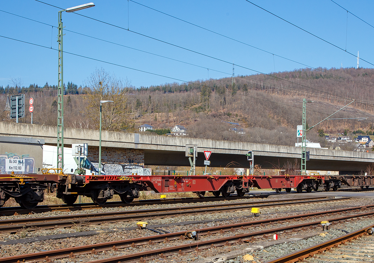 Sechsachsiger Gelenkwagen (Containertragwageneinheit 80´), für den Transport von Großcontainern und Wechselbehältern, der Gattung Sggrs 716 (31 80 4850 167-6 D-DB) am 24.03.2021 im Zugverband bei der Durchfahrt in Niederschelden an der Siegstrecke (KBS 460) in Richtung Köln.

Bei diesem Wagen handelt es sich um einen ursprünglichen 104-Fuß-Wagen der Bauart Sggmrs 715, welcher ursprünglich für kontinentale Wechselbrückenverkehre beschafft wurde. Aufgrund Veränderung der Ladebehälterstruktur im Containerverkehr, wurden 96 dieser Wagen 2017 in diese Wagen der Bauart Sggrs 716 umgebaut. Der Umbau umfasste hauptsächlich die Kürzung des Wagens von 104 auf 80 Fuß, die Erhöhung der Aufstandshöhe, die Umkonstruktion der seitlichen Abstützung im Bereich der Gelenke sowie den Bremsumbau von Grauguss- (GG) auf innovative lärmarme Kunststoff-Bremssohlen.

TECHNISCHE DATEN:
Spurweite: 1.435 mm
Eigengewicht: 28,2 t
Max. Zuladung bei Lastgrenze S: 104 t (ab Streckenklasse D) 
Max. Geschwindigkeit: 100 km/h (leer 120 km/h)
Länge über Puffer: 26.780 mm
Kleinster befahrbarer Gleisbogen: R 75 m 
Bremse: 2 x KE-GP-A (K)
Bremssohle: Cosid 810
Feststellbremse: Nein
Verwendungsfähigkeit: RIV