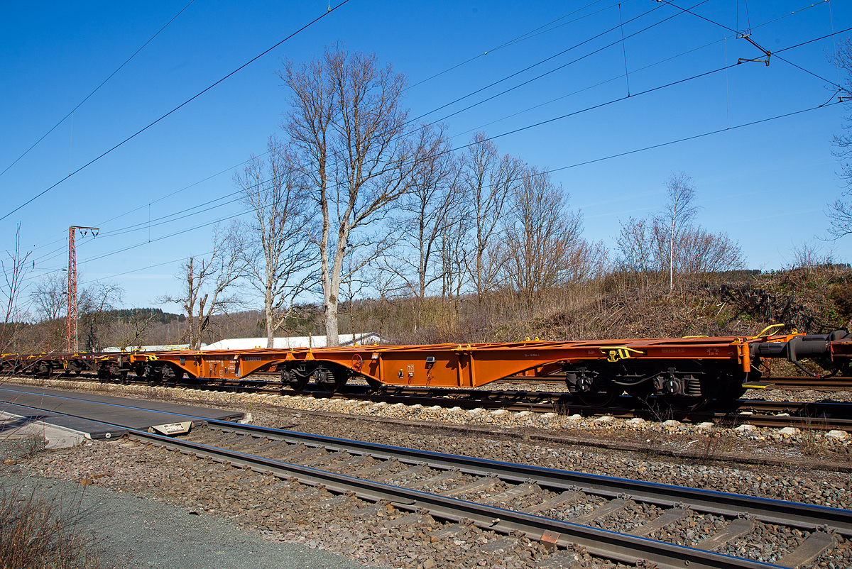 Sechsachsiger Gelenkwagen (Gelenk-Containertragwageneinheit), der Gattung Sggrss 80´ (33 52 4960 050-3 BG-WASCO) der WASCOSA AG (eingestellt in Bulgarien) am 30.03.2021 im Zugverband bei der Durchfahrt in Rudersdorf (Kr. Siegen) an der Dillstrecke (KBS 445) in nördlicher Richtung. 

Diese Gelenkwagen mit sechs Radsätzen sind für den Transport von Großcontainern und Wechselbehältern vorgesehen. Gebaut wurden die Wagen vom bulgarischen Güterwagenhersteller KOLOWAG AD.

Auf den Außenlangträger des Wagens befinden sich für jede vorgesehene Ladeposition feste und klappbare Aufsetzzapfen zum Festlegen der Ladungseinheiten (gemäß UIC- Merkblatt 592-1 und 2) in verschiedenen Kombinationen.

Das aus zwei Wagenhälften bestehende Untergestell ist eine verwindungsweiche, geschweißte Rahmenkonstruktion aus Walz- und Blechprofilen, gebildet aus den Kopfstücken, den Hauptquerträgern und den äußeren Langträgern. In der Wagenmitte befindet sich eine Übersteigmöglichkeit. Die Bereiche über den Drehgestellen sind durch Bleche versteift, die außerdem als Funkenschutzbleche dienen.

Die Verbindung der beiden Wagenhälften besteht aus einem Gelenklager und seitlichen Gleitstücken. Der Wagen trägt die Anschrift „Vorsichtig rangieren“.

TECHNISCHE DATEN:
Spurweite: 1.435 mm
Länge über Puffer: 26.390 mm
Drehzapfenabstand: 2 x 10.395mm
Achsabstand in den Drehgestellen: 1.800 mm
Ladelänge: 2 x 12.220 mm
Höhe der Ladeebene über S.O.: 1.155 mm
Eigengewicht: 26.500 kg
Max. Zuladung bei Lastgrenze S: 108,5 t (ab Streckenklasse D)
Max. Zuladung bei Lastgrenze SS: 93,5 t (ab Streckenklasse C)
Max. Geschwindigkeit: 100 km/h (Lastgrenze SS und leer 120 km/h)
Kleinster befahrbarer Gleisbogen: R 75 m 
Bremse: 2 x MH-GP-A 
Bremssohle: Jurid 816M
Feststellbremse: Ja (auf ein Drehgestell)
Verwendungsfähigkeit: TEN GE