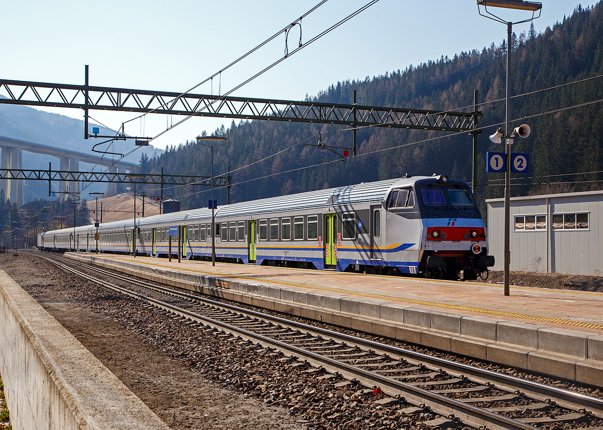 Sehr sauber und Steuerwagen voraus erreicht der Trenitalia Regional-Express RE 3462 (Verona Porta Nuova – Trento – Bozen – Brenner/ Brennero) am 27.03.2022 den Bahnhof Gossensaß/Colle Isarco, Schublok war die E.464.562.

An der Spitze ein 2. Klasse Reisezug- MDVC-Steuerwagen mit Gepäckabteil (MDVC steht für Medie Distanze Vestiboli Centrali, deutsch für Mittlere Entfernungen in Ballungsräumen) der Gattung npBD. Bei diesen Wagen handelt es sich um in Italien hergestellte Eisenbahnwaggons die speziell für den Einsatz für mittlere Entfernungen wie z.B. RE (Regionalexpress Züge). Das „TE“ (vorne unten zeigt das es sich um einen Steuerwagen vom Typ TE (Tipo TE) für E-Loks handelt.
