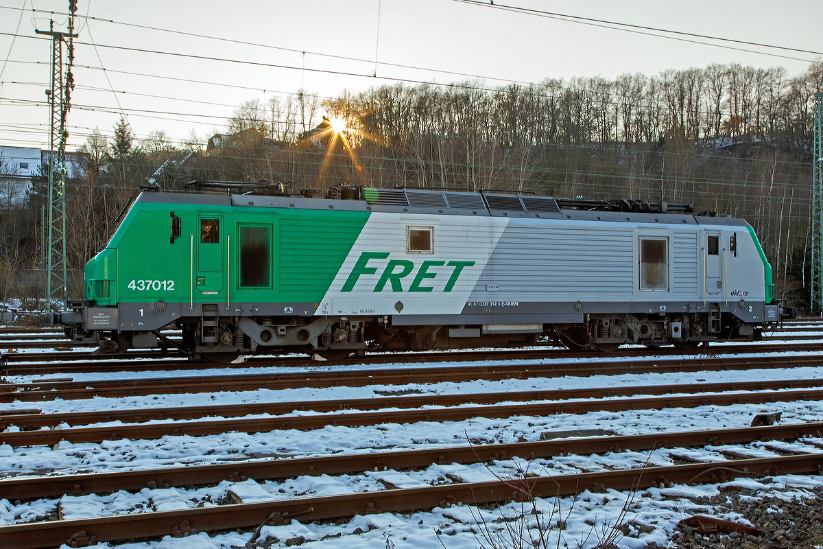 
Sehr ungewöhnlich in Betzdorf....
Die Akiem FRET 437012 (91 87 0037 012-8 F-AKIEM) ist am 06.02.2015 in Betzdorf/Sieg abgestellt. 
Die Mehrsystemlok Alstom Prima EL3U/4 wurde 2004 unter der Fabriknummer FRET T 012 von Alstom gebaut und an die Fret SNCF geliefert