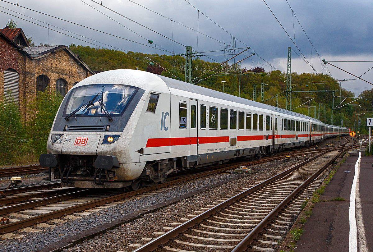 
Sehr ungewöhnlich für Betzdorf und die Siegstrecke.....
Steuerwagenvoraus  fährt am 04.05.2019 ein IC (InterCity) durch Betzdorf/Sieg in Richtung Siegen. Es war wohl ein umgeleiteter Leerzug, mit der 101 062-8 als Schublok.
