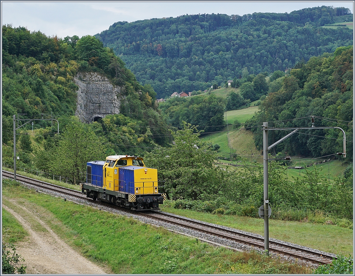 Seit 160 Jahren fahren Züge über den Hauenstein und obwohl die Strecke durch den Hauenstein Basistunnel bereists 1916 zur Nebenbahn degradiert wurde, gibt es wohl nicht viele Fahrzeugtypen, die hier noch nicht gesehen wurden. Zwischen Läufelfingen und Buckten zeigt sich die WRS (Widmer Rail Service) Am 847 906-5 (UIC 98 85 5 847 906-5 CH-WRSCH) freundlich zum Grusse hupend auf der Fahrt Richtung Sissach. 7. August 2018