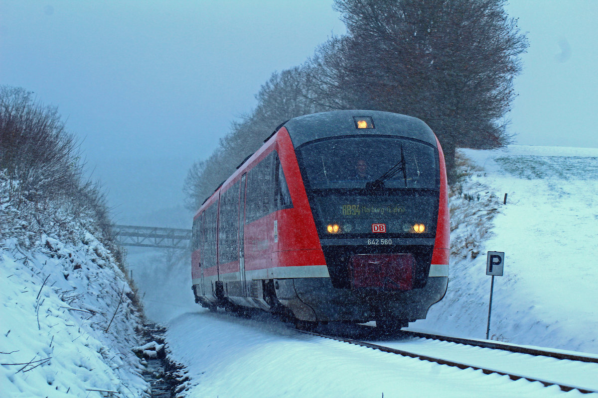 Seit heute Standard auf der oberen Lahntalbahn...
BR 95 80 0642 060-7/642 560-6 D-DB (Siemens Desiro), angemietetes Fahrzeug von der Westfrankenbahn, fährt als RB 94 nach Marburg (Lahn) durch das sehr winterliche Oberndorf. Da die Fahrzeuge der Kurhessenbahn noch nicht fertig ausgeliefert wurden, kommen ersatzweise Triebwagen der Westfrankenbahn zum Einsatz.