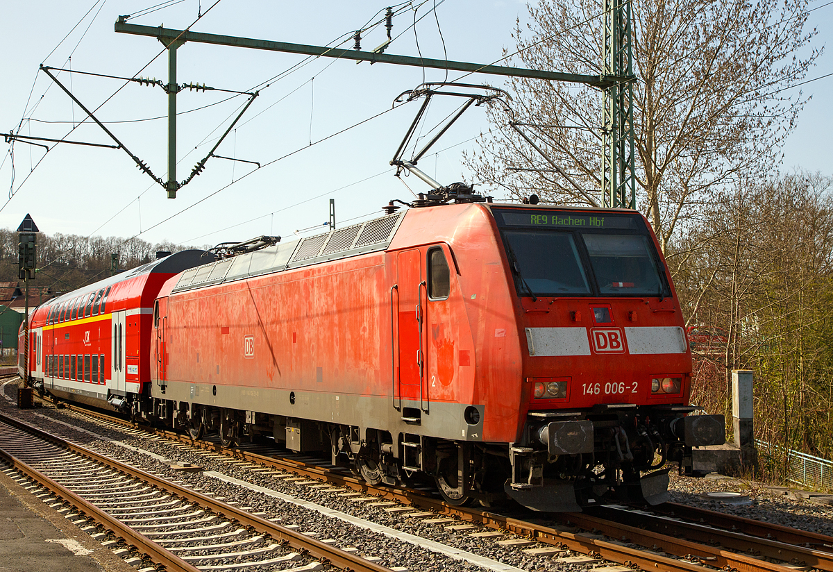 Seit März 2018  haben die 146er auf der Siegstrecke Einzug gehalten.....
Die 146 006-2 (91 80 6146 006-2 D-DB) der DB Regio NRW hat als Schublok am 08.04.2018 mit dem RE 9 (rsx - Rhein-Sieg-Express) Siegen - Köln – Aachen den Bahnhof Betzdorf/Sieg erreicht. 

Die TRAXX P160 AC1 wurde 2001 von ABB Daimler-Benz Transportation GmbH in Kassel unter der Fabriknummer 33813 gebaut.

Zwischenzeitlich war DB Regio zu der Erkenntnis gelangt, dass man im Nahverkehr trotz aller Umstellungsbemühungen auf Triebwagen moderne, schnelllaufende Elektrolokomotiven für den Einsatz vor Doppelstockzügen bis 160 km/h benötigte. Die Lokomotiven 145 018 und 019 wurden daher Ende 1999 mit einem Nahverkehrspaket, bestehend aus Zugzielanzeigern im linken Frontfenster und zeitmultiplexer Wendezugsteuerung, ausgerüstet und an DB Regio in Ludwigshafen am Rhein vermietet. Da sie sich in diesen Diensten bewährten, wurden aus Anlass der Expo 2000 die 145 031–050 ebenfalls nahverkehrstauglich gemacht und während der Weltausstellung im Raum Hannover eingesetzt. Diese Nahverkehrs-145er durften mit Ausnahmegenehmigungen 160 km/h fahren. Anschließend kamen sie in Nordrhein-Westfalen zum Einsatz, bis sie durch die Baureihe 146.0 ersetzt wurden.

Diese umgerüsteten 145er konnten trotzdem nur ein Provisorium sein, daher gab DB Regio beim Hersteller Bombardier eine spezielle Variante der Baureihe 145 für den Nahverkehr in Auftrag, die als Baureihe 146 eingereiht wurde. Wesentlichste Unterschiede zur 145 sind der für 160 km/h zugelassene, abgefederte Hohlwellenantrieb anstelle des Tatzlagerantriebes und der Zugzielanzeiger oberhalb der Frontfenster über deren gesamte Breite. Die Beschaffung der ersten Serie erfolgte mit finanzieller Unterstützung der späteren Einsatzländer Rheinland-Pfalz bzw. Nordrhein-Westfalen.

In den Jahren 2001 bis 2002 wurden insgesamt 31 Lokomotiven an DB Regio geliefert. Die ersten sieben Fahrzeuge (146 001–007) wurden dabei dem Bh Ludwigshafen (Rhein), die übrigen 24 (146 008–031) zunächst dem Bh Dortmund zugeordnet. 

TECHNISCHE DATEN:
Hersteller: ADtranz, Bombardier
Spurweite: 1.435 mm (Normalspur)
Achsanordnung: Bo`Bo`
Länge über Puffer: 18.900 mm
Drehzapfenabstand:  10.400 mm
Achsabstand im Drehgestell: 2.600 mm
Dienstgewicht: 82 t 
Radsatzlast: 20,5 t
Max. Leistung:  5.400 kW
Dauerleistung:  4.200 kW (5.700 PS)
Anfahrzugkraft: 300 kN
Dauerzugkraft: 265 kN
max. elektrische Bremskraft: 150 kN
Höchstgeschwindigkeit: 160 km/h
Antrieb: Hohlwellenantrieb
elektr. Antrieb: Drehstrom- Asynchron
Bauart der Bremsen: KE-GPR-E mZ (D) (ep)
Fahrdrahtspannung: 15 kV 16,7 Hz (technisch auch 25 kV 50 Hz möglich, aber nicht bestellt)