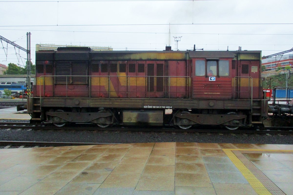 Seitenblick auf 742 405 in Praha hl.n. am 18 September 2017. Die Lok ist Eigentum von CD Cargo, tragt jedoch die Slowakische Farben; die gelbe Bauchbende ist beim ZSSK geknickt, wo sie bei die CD gerade durchlauft.