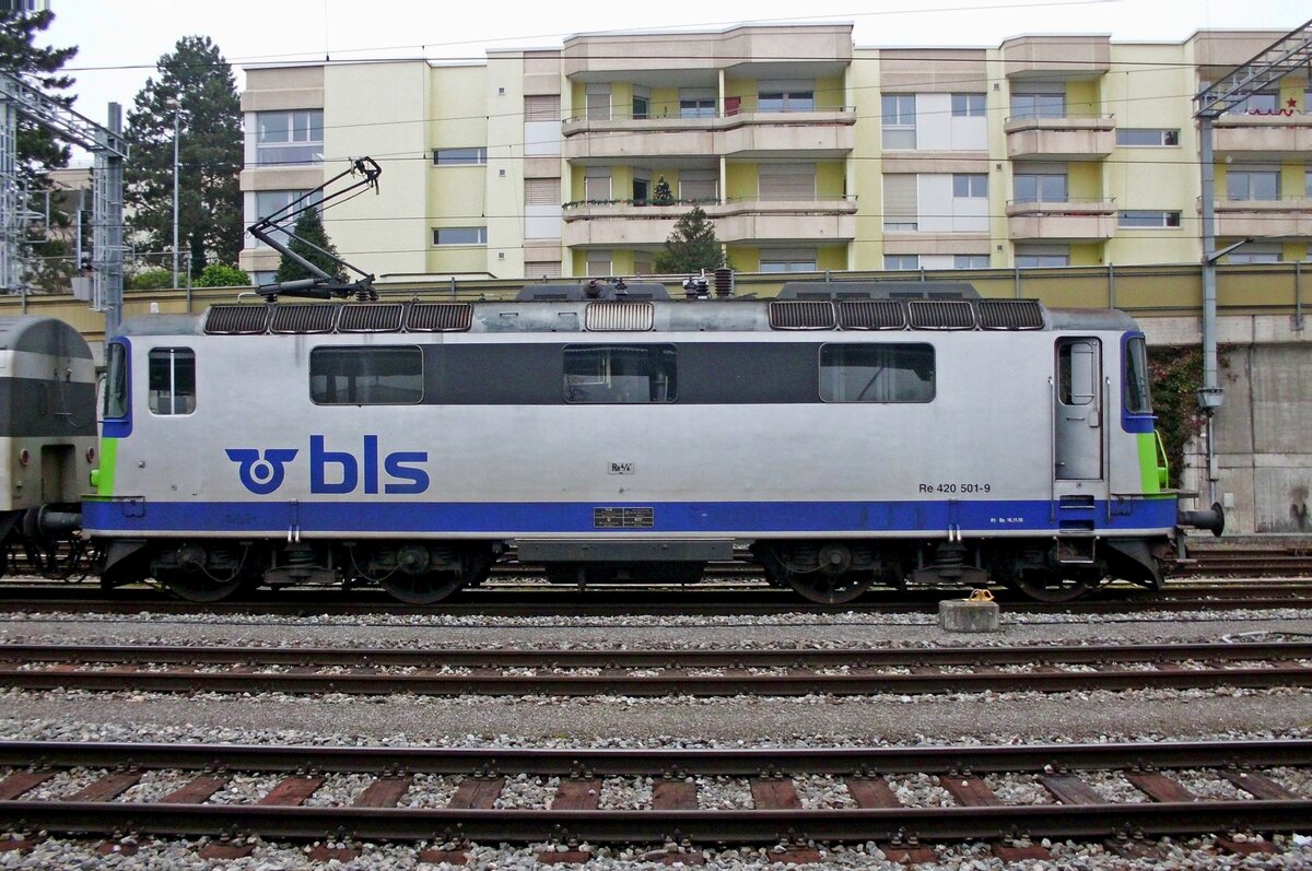 Seitenblick auf BLS 501 in Spiez am 2 J�nner 2020.