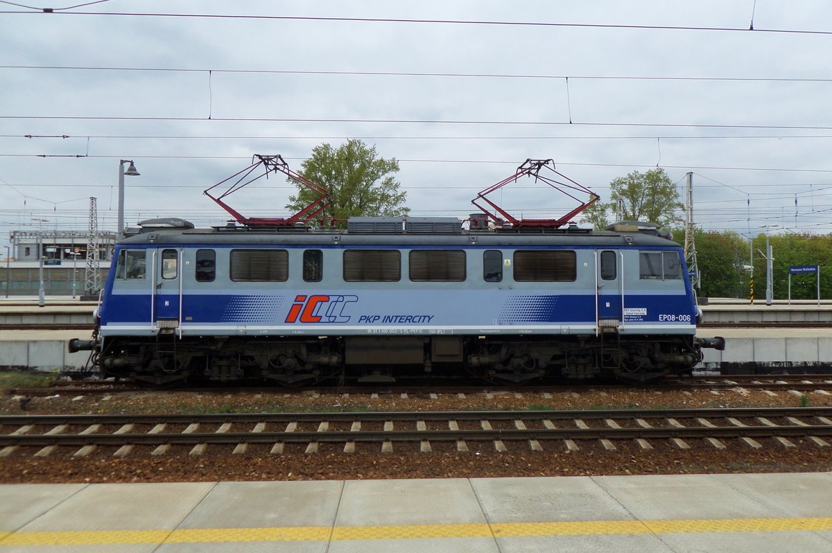 Seitenblick auf EP08-006 in Warszawa-Wschodnia am 1 Mai 2016.