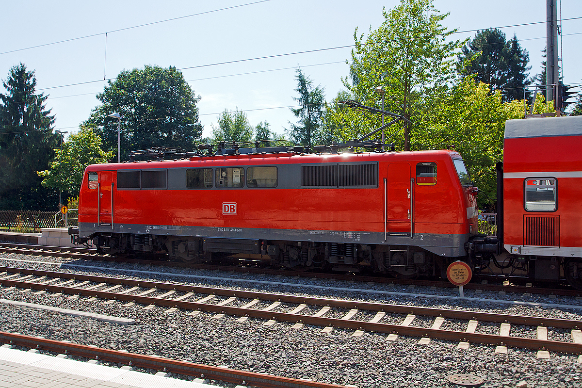 
Seitenportrait mir leichtem Gegenlicht......
Die 111 149-1 der DB Regio NRW mit dem RE 9  rsx - Rhein-Sieg-Express   Aachen- Köln - Niederschelden am 19.07.2014 im den Bahnhof Au (Sieg) ein. 

Die Lok wurde 1980 von Krauss-Maffei in München unter der Fabriknummer 19861 gebaut, der elektrische Teil ist von Siemens. Sie hat seit 2007 die NVR-Nummer 91 80 6111 149-1 D-DB und die EBA-Nummer EBA 01G02A 149.