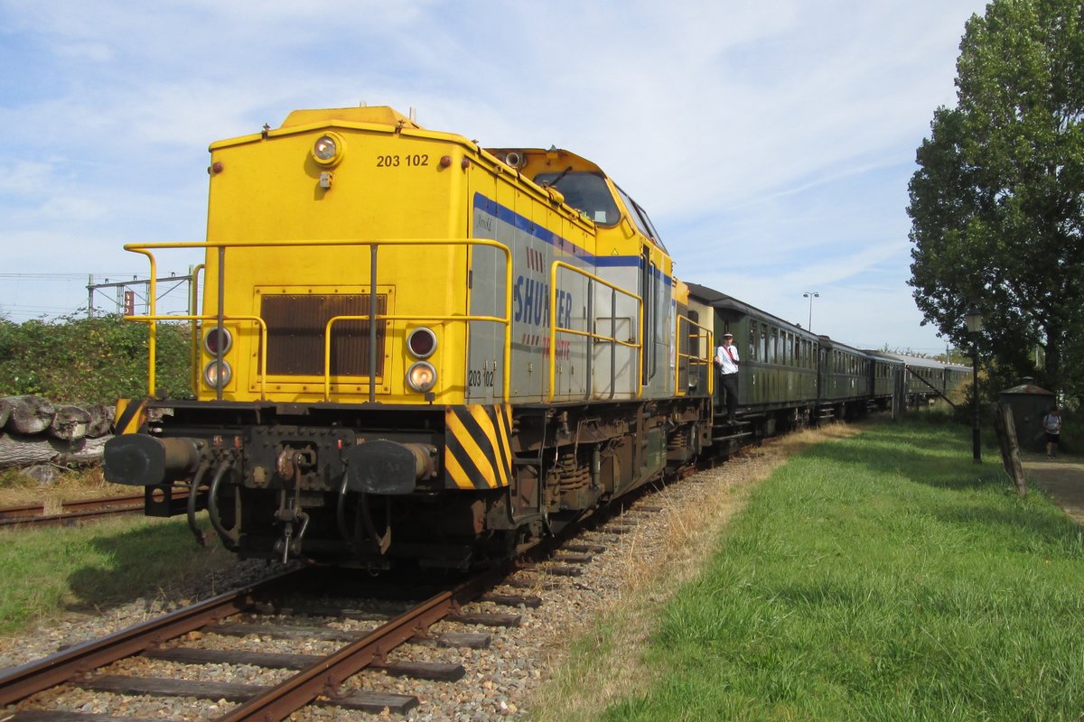Shunter 203 102 steht mit ein Sonderzug in Goes am 10 September 2016.