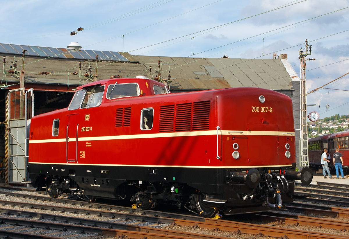 Sie erstrahlt �u�erlich wieder im vollen Glanze....

Die 280 007-6 der DP Deutsche Privatbahn (Altenbeken), ex DB V 80 007 am 17.08.13 in Siegen beim Lokschuppenfest vom S�dwestf�lischen Eisenbahnmuseums.

Die V 80 wurde 1951 bei MaK in Kiel unter der Fabriknummer 800002 gebaut und als V 80 007 an die DB geliefert, 1968 erfolgte die Umzeichnung in DB 280 007-6. Die z-Stellung und Ausmusterung erfolgte 1978 und sie wurde nach Italien an die FBN - Ferrovia Bari Nord verkauft hier verrichtet sie als V 80-1 ihren Dienst bis Anfang der 2000ter. 2009 wurde sie dann von der DP erworben und 2013 in Siegen optisch Aufgearbeitet.


Ab 1951 wurden bei MaK und Krauss-Maffei je 5 Lokomotiven des Typs V 80 gebaut, der von der Deutschen Bundesbahn und der Industrie entwickelt worden war, wobei zahlreiche neue Technologien angewandt wurden. Dies betraf einerseits die moderne Schwei�technik, die im Stahlbau zur Anwendung kam, andererseits wurde eine ganz neue Konzeption der Lok verwirklicht. Sie besa� einen selbsttragenden Lokkasten und Drehgestelle, deren Rads�tze von einem hydraulischen Getriebe aus �ber Gelenkwellen angetrieben wurden. F�r die Versorgung von Dampfheizungen bei Personenz�gen wurde im kurzen Vorbau ein Heizkessel eingebaut.

Im Zuge der sich anschlie�enden zahlreichen Erprobungen konnte die Eignung der Gelenkwellen zur Kraft�bertragung nachgewiesen werden, wodurch die Realisierung des sp�teren DB-Typenprogramms erst erm�glicht wurde. Im regul�ren Betrieb wurden die Loks dann im leichten Haupt- und Nebenbahndienst eingesetzt, bevor die Letzten von ihnen im Jahr 1978 ausgemustert wurden. Lediglich die von Krauss-Maffei gebaute V 80 002 blieb als betriebsf�hige Museumslok bei der DB vorhanden, w�hrend die �brigen nach Italien verkauft wurden, diese wurde aber beim gro�en Lokschuppenbrand des N�rnberger Verkehrsmuseums am 17. Oktober 2005 ein Opfer der Flammen und wurde sp�ter verschrottet.

Der Bau einer Serie wurde nicht realisiert, da die V 80 sich in ihrer urspr�nglichen Aufgabe als Universallok letztendlich nicht bew�hrte. Die Nachfolge haben zumeist die konzeptionell recht �hnlichen Loks des Typs V 100.10 und die verschiedenen Rangierlokomotiven �bernommen.

Technische Daten
Fahrzeug         
Spurweite: 1435 mm
Achsfolge:  B´B´
L�nge �ber Puffer: 12.800 mm
Drehzapfenabstand: 6.300 mm
Drehgestellachsstand:  2.900 mm 
gr��te Breite:  3.115 mm
gr��te H�he �ber Schienenoberkante:  4.160 mm
Raddurchmesser neu:  950 mm
kleinster befahrbarer Gleisbogen:  80 m
Dienstgewicht:  58 t
Kraftstoffvorrat:  1350l 
H�chstgeschwindigkeit:  100 km/h

          
Motor:        
Urspr�nglich ein Daimler-Benz MB820Bb mit 1000 PS (736 kW) bei 1500 1/min
Der Motor wurden sp�ter gegen einen MTU MB 12 V 493 TZ  ein 12-Zylinder Viertakt-Dieselmotor, mit Abgasturbolader ausgetauscht, diese hat eine Leistung von 1100 PS.
          
Getriebe: Mekydro-Getriebe K104 von Maybach       
Die Kraft�bertragung vom Motor auf die Rads�tze erfolgt �ber das hydrodynamisches Getriebe �ber Gelenkwellen auf die einzelnen Radsatzvorgelegen in den Drehgestellen.

Die Diesellokomotivbaureihe V80 stellte einst ein Revolution im deutschen Lokomotivbau dar, so wollen wir hoffen das diese Lok als ein w�rdiges Denkmal erhalten bleibt.
