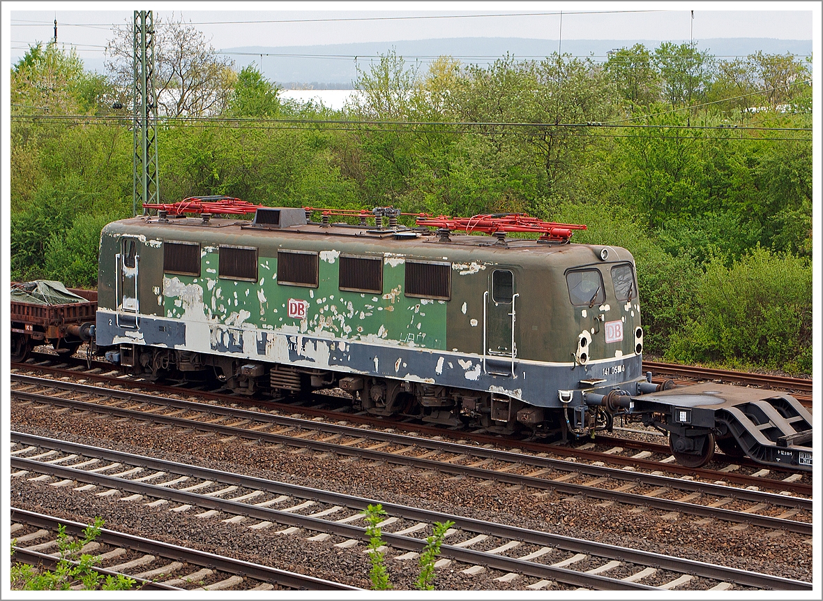 Sie hatte schon bessere Zeiten erlebt.....
Die DB 141 055-4, ex DB E41 055, steht am 28.04.2013 beim DB Museum Koblenz-L�tzel (aufgenommen aus einem fahrendem Sonderzug). Die Lok dient als Ersatzteilspender f�r die E41 001 des DB Museums.
Sie wurde 1958 von Henschel unter der Fabriknummer 29686I gebaut, die elektrische Ausr�stung ist von BBC.
