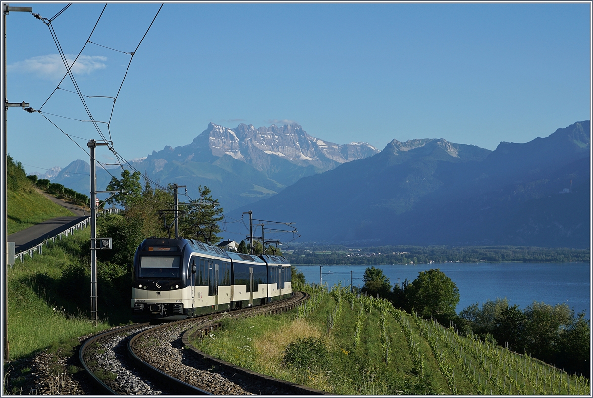 Sieben Gipfel und vier Stromabnehmer ragen in den freundlichen Abendhimmel! Der MOB Regionalzug 2238 ist auf der Fahrt von Montreux nach Zweisimmen kurz vor Planchamp vor dem Hintergrund der fast Wolken freien Dents de Midi.

8. Juli 2020