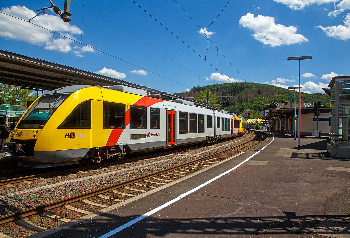 Siegtal pur 2022: Gleich drei gekuppelte Alstom Coradia LINT 41 (VT 266, VT 265 und VT 264) der HLB (Hessische Landesbahn) erreichen am 03.07.2022 als RB 90  Westerwald-Sieg-Bahn  (Siegen – Betzdorf - Au/Sieg) den Bahnhof Betzdorf (Sieg). Weniger die erwarteten Fahrgäste, sondern die erwarteten Fahrräder waren der Grund für diese dreifach Traktion.

Am 3. Juli hieß es zum 25. Mal „Siegtal pur 2022“ und somit „Bahn frei“ für Radfahrer und Inline-Skater, Jogger, Wanderer u. a. Die etwa 100 Kilometer lange Strecke in Siegtal, entlang der Sieg zwischen Siegburg und Siegen, blieb an dem Sonntag Autofrei.
