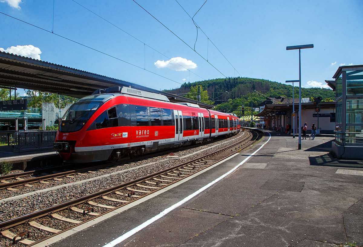 Siegtal pur 2022: Zwei gekuppelte diesel-elektrische Bombardier Talent (644 055 / 644 555 und 644 046 / 644 546) der DB Regio NRW (VAREO), erreichen am 03.07.2022 als Sonderzug RE 9 (Siegen – Siegburg/Bonn) den Bahnhof Betzdorf (Sieg).

Am 3. Juli hieß es zum 25. Mal „Siegtal pur 2022“ und somit „Bahn frei“ für Radfahrer und Inline-Skater, Jogger, Wanderer u. a. Die etwa 100 Kilometer lange Strecke in Siegtal, entlang der Sieg zwischen Siegburg und Siegen, blieb an dem Sonntag Autofrei.

Wie in jedem Jahr unterstützte die Deutsche Bahn den Event mit Sonderzügen. Die planmäßigen Zugverbindungen von Regionalexpress, Regionalbahn und S-Bahn im Siegtal wurden am Sonntag durch den Einsatz von Sonderzügen aufgestockt. Zwölf zusätzliche Pendelfahrten zwischen Köln bzw. Siegburg und Siegen standen für die schnelle Beförderung der Radler zur Verfügung.
