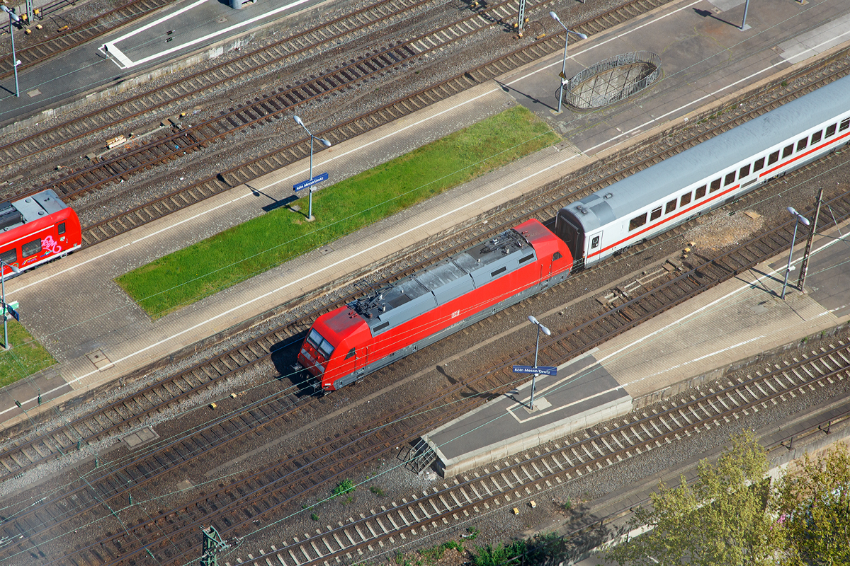 
Sieht aus als wäre es eine Modelbahn....
Die DB 101 082-6 schiebt einen IC am 21.04.2019 durch den Bahnhof Köln Messe/Deutz.
Aufnahme von der Aussichtsplattform der KölnTriangle Panorama in Köln-Deutz.
