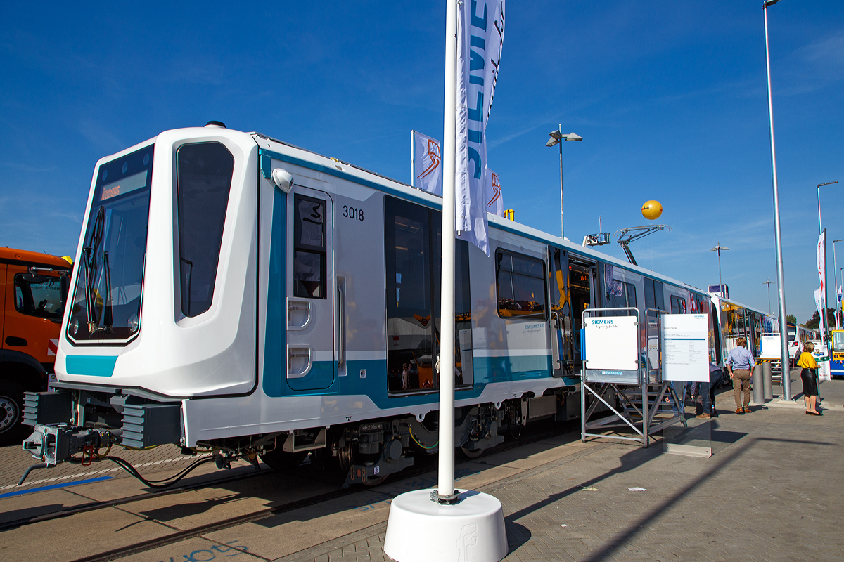 Siemens pr�sentierte auf der InnoTrans 2018 in Berlin (hier 18.09.2018) mit dem Triebzug 3018 f�r die Linie 3 der Metro Sofia seinen Siemens Inspiro.

Im September 2015 erhielt Siemens vom Betreiber der Metro Sofia MEAD einen Auftrag �ber die Lieferung von 20 dreiteiligen Metroz�gen. Eine Option �ber weitere 10 Z�ge wurde im Februar 2019 bestellt. Die dreiteiligen Fahrzeuge werden zusammen mit dem Partner Newag SA hergestellt und sind f�r den Einsatz auf der neuen Linie 3 vorgesehen. Sie nahmen im August 2020 den Fahrgastbetrieb auf.

Die Fahrzeuge kommen aus der bew�hrten Inspiro Familie, die auch zum Beispiel schon in M�nchen, N�rnberg oder Warschau im Einsatz ist. Die Inspiro Fahrzeugplattform wurde insbesondere mit Blick auf einen niedrigen Energieverbrauch, optimierte Instandhaltung, Behindertengerechtigkeit und Umweltfreundlichkeit entwickelt. Die Fahrzeuge k�nnen am Ende der Lebensdauer zu fast 95 Prozent recycelt werden.

F�r einen optimalen Komfort sind der Fahrer- und der Fahrgastraum klimatisiert. Die offene und helle Gestaltung des Innenraums garantiert einen angenehmen Aufenthalt. F�r eine hohe Fahrgastkapazit�t und einen schnellen Fahrgastwechsel in den Stationen sorgen die L�ngssitze und vier breite T�ren je Wagensegmentseite (12/Triebzeug-Wagenl�ngsseite). Ein Triebzug besteht aus der Zugkonfiguration Triebwagen – antriebloser Mittelwagen – Triebwagen.

Die Wagenk�sten sind aus verschwei�ten Aluminium-Gro�profilen in Leichtbauweise aufgebaut. Die Fahrzeuge entsprechen den strengen Brandschutzvorschriften gem�� EN 45545 und sind mit einem Brandmeldesystem f�r den Fahrgastraum und in den Ger�teschr�nken ausgestattet. Der Fu�boden besteht aus einer gewichtssparenden und l�rmd�mmenden Kork-Aluminium-Verbundplatte. F�r eine angenehme Klimatisierung des Fahrgastraums sorgen zwei Kompakt-Klimaanlagen je Wagen. F�r beide Fahrerst�nde sind separate Klimaanlagen vorhanden. Das moderne Antriebssystem kann elektrodynamisch bis zum Stillstand abbremsen. Unter normalen Betriebsbedingungen kann das Fahrzeug damit verschlei�frei bremsen. Dar�ber hinaus sorgt dies auch f�r eine verbesserte Anhaltegenauigkeit in den Stationen.

TECHNISCHE DATEN:
Spurweiten: 1.435 mm
Zugkonfiguration: Mc-T-Mc 
Achsfolge: Bo‘Bo‘+2‘2‘+Bo‘Bo‘
Wagenkasten-Werkstoff: Aluminium
L�nge �ber Kupplung:  60.008 mm
Achsabstand im Drehgestell: 2.100 mm
Trieb- und Laufraddurchmesser: 850 mm (neu)  / 770 mm (abgenutzt)
Drehgestell Typ: Siemens SF1000 Inspiro
Wagenbreite �ber T�rschwelle: 2.650 mm
Fu�bodenh�he �ber SO: 1.100 mm
Maximale Achslast ca.: 12 t
Fahrgastkapazit�t bei 6 Pers./m�: 617, davon 110 Sitzpl�tze
Fahrgastt�ren pro Wagen: 2 x 4 Schwenk-Schiebet�ren
T�rbreite: 1.400 mm
Betriebliche H�chstgeschwindigkeit: 80 km/h
Leistung: 8 x 140 kW = 1.120 kW
Stromversorgung: 1.500 V DC �ber Pantograph (Oberleitung)
