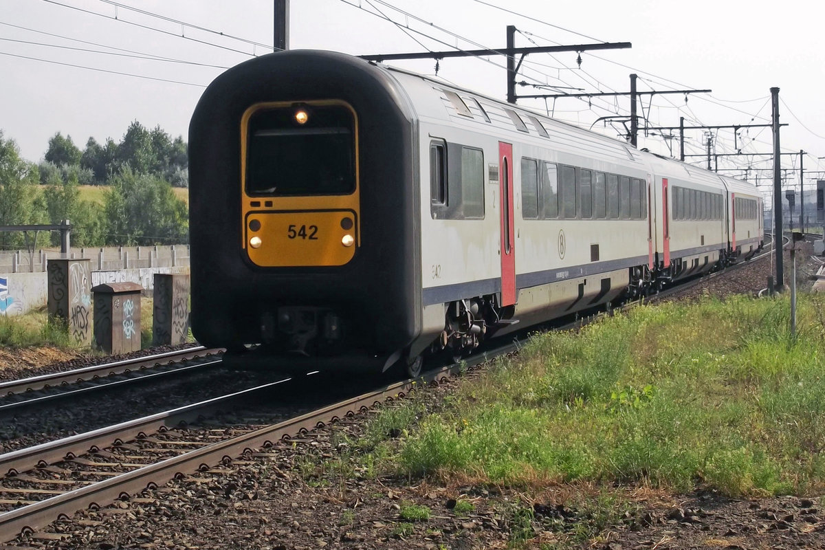 SNCB 542 durcheilt am 29 Augustus 2013 Antwerpen-Noorderdokken.