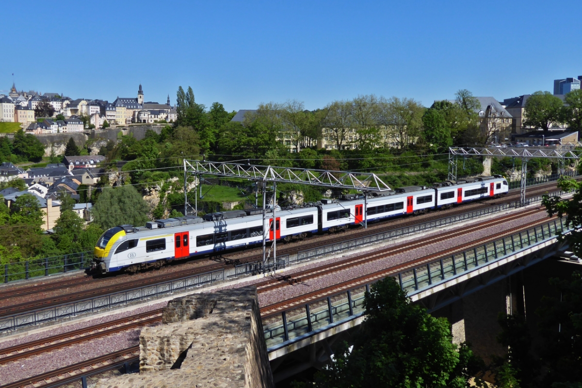 SNCB Desiro 08523 aus Richtung Lüttich kurz vor der Unterführung vor dem Bahnhof von Luxemburg. 01.06.2021