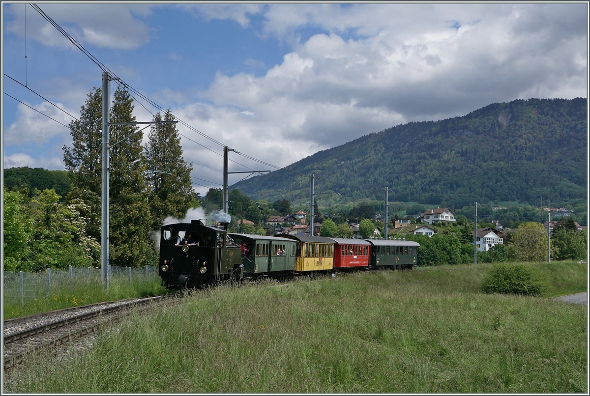 So wie das Festival Suisse de vapeur ausserhalb der Blonay - Chamby Bahn begann, so endete es für mich auch ausserhalb, auch wenn sich die Haltestelle Château d'Hauteville nicht weit von Blonay befindet.
Die HG 3/4 N° 3 ist hier auf ihrer letzten Fahrt nach Vevey an diesem Pfingst-Wochenende zu sehen. 
16. Mai 2016