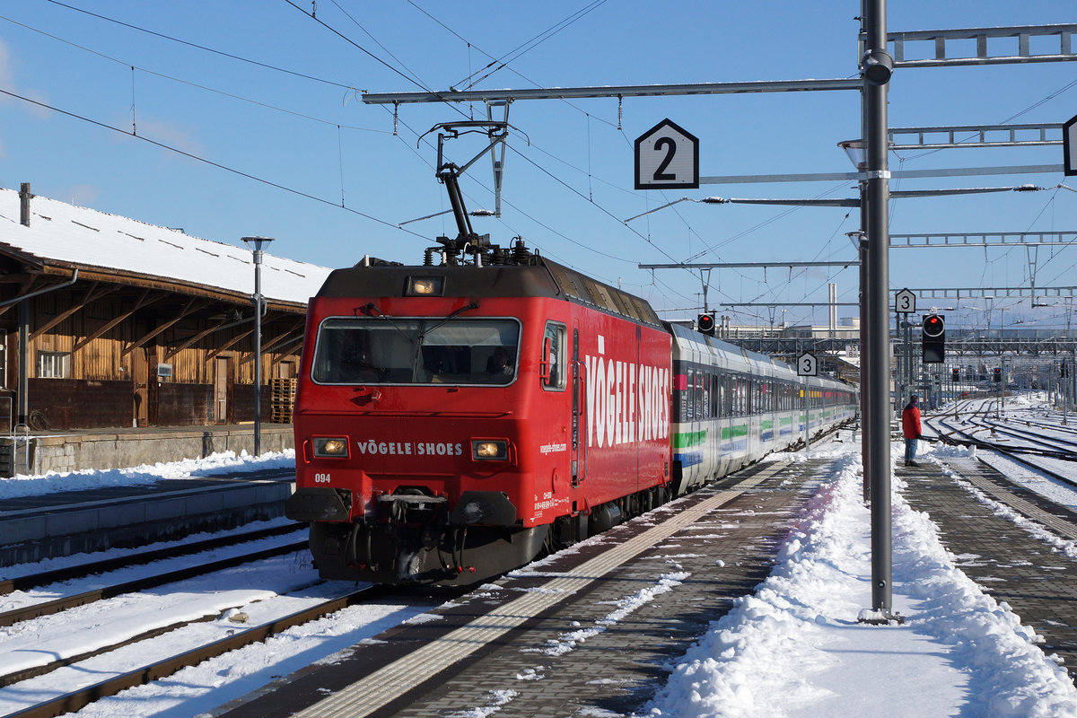 SOB: Voralpen-Express mit zwei Re 456 nach Arth-Goldau bei der Einfahrt Rapperswil am 6. Januar 2017.
Foto: Walter Ruetsch