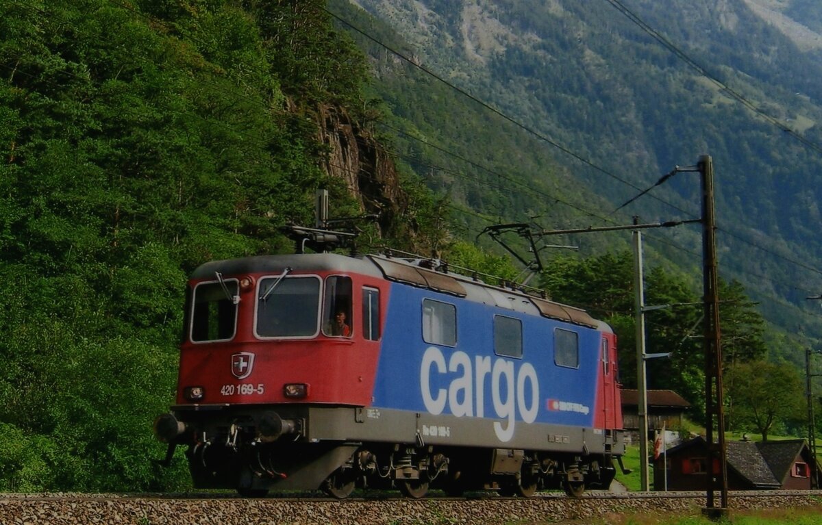 Solofahrt für SBB Cargo 420 169 bei Erstfeld am 15 September 2011.
