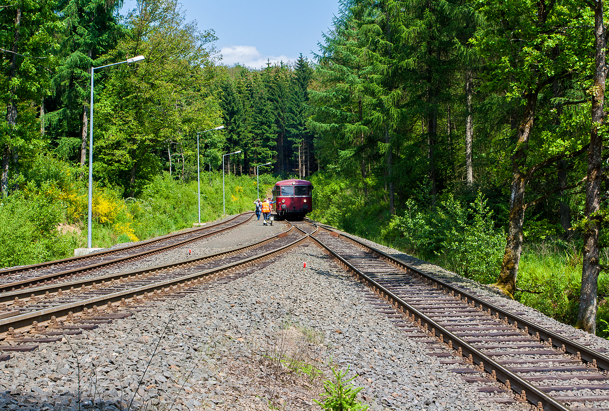 Sonderfahrt vom Förderverein Schienenbus e.v., Menden am 02.06.2012, u.a. von Herdorf zur Grube Pfannenberger Einigkeit eine priv. Strecke der Kreisbahn Siegen-Wittgenstein (Betriebsstätte Freien Grunder Eisenbahn - NE 447). Um die letzten Höhenmeter zu überwinden gibt es hier die Spitzkehre Pfannenberg in der ein letzter Richtungswechsel erfolgt.

Hier ist die Schienenbusgarnitur, bestehend aus Schienenbus 796 690-6, Beiwagen 996 309-1 und Schienenbus 796 802-7, gerade in der Spitzkehre Pfannenberg und fährt nun gleich nun hinauf.

Heute gibt es zwischen Herdorf und der Grube Pfannenberger Einigkeit noch jeden Werktag Güterverkehr, obwohl die Erzgrube Pfannenberger Einigkeit ihren Betrieb im April 1962 aufgegeben hat. An ihrer Stelle benötigen seitdem die Schäfer Werke KG den Anschluss für die Zulieferung von Stahlcoils sowohl als Rohstoff als auch für ihren Handel mit deren Zuschnitten nach Kundenwunsch. Eigentlich war und ist die Steigung nicht so das Problem, aber die Wagen sind schwer. Früher ging es mit beladenen Erzwagen hinab, heute geht es mit beladenen Coilwagen hinauf.

