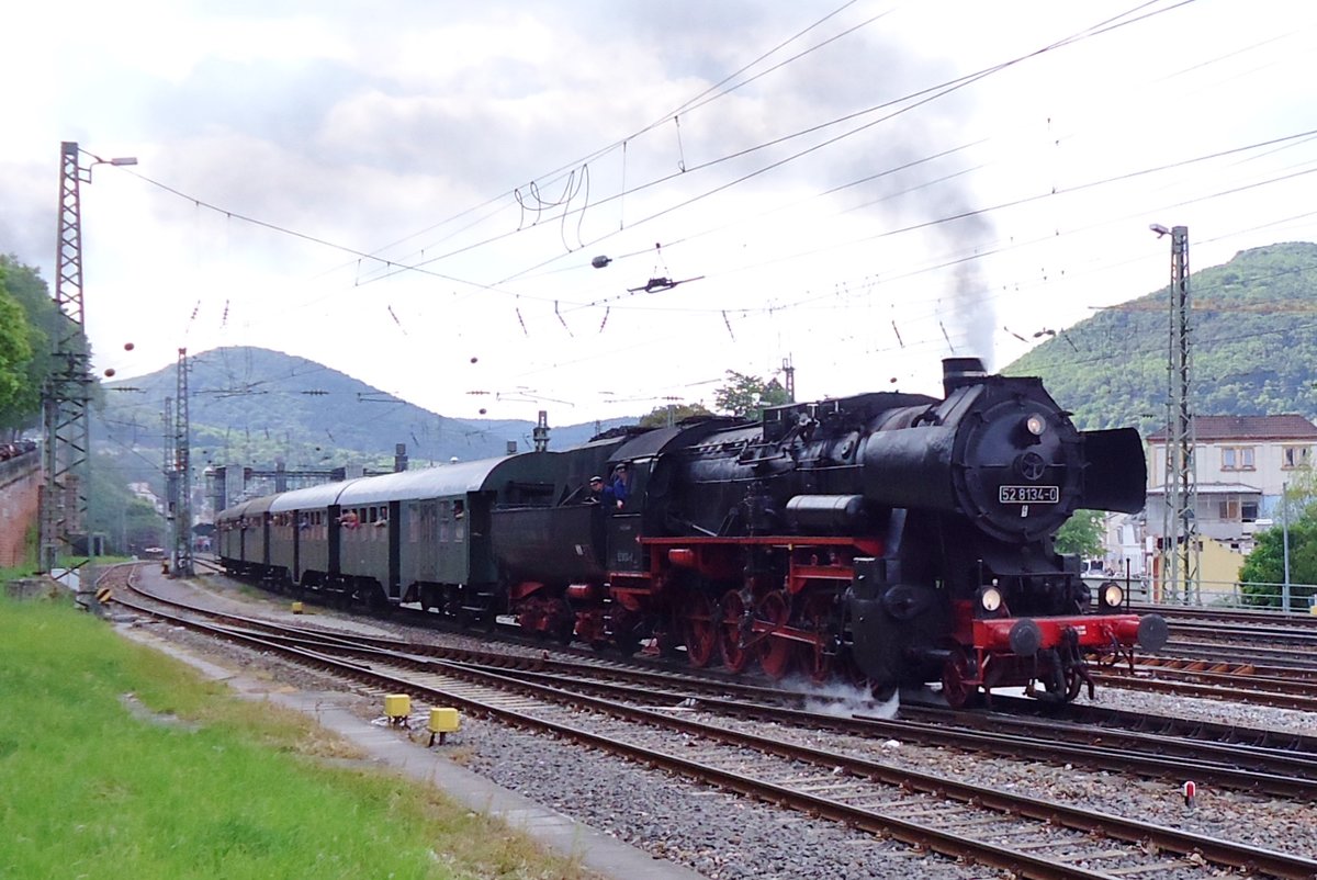 Sonderzug mit 52 8134 verl�sst am 31 Mai 2014 Neustadt (W) w�hrend das Dampfspektakel 2014. 