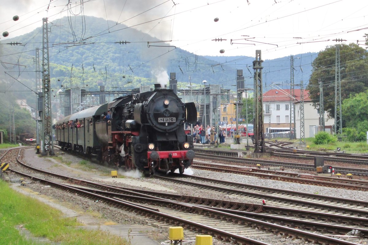 Sonderzug mit 52 8134 verlässt am 31 Mai 2-14 Neustadt (Weinstrasse). 