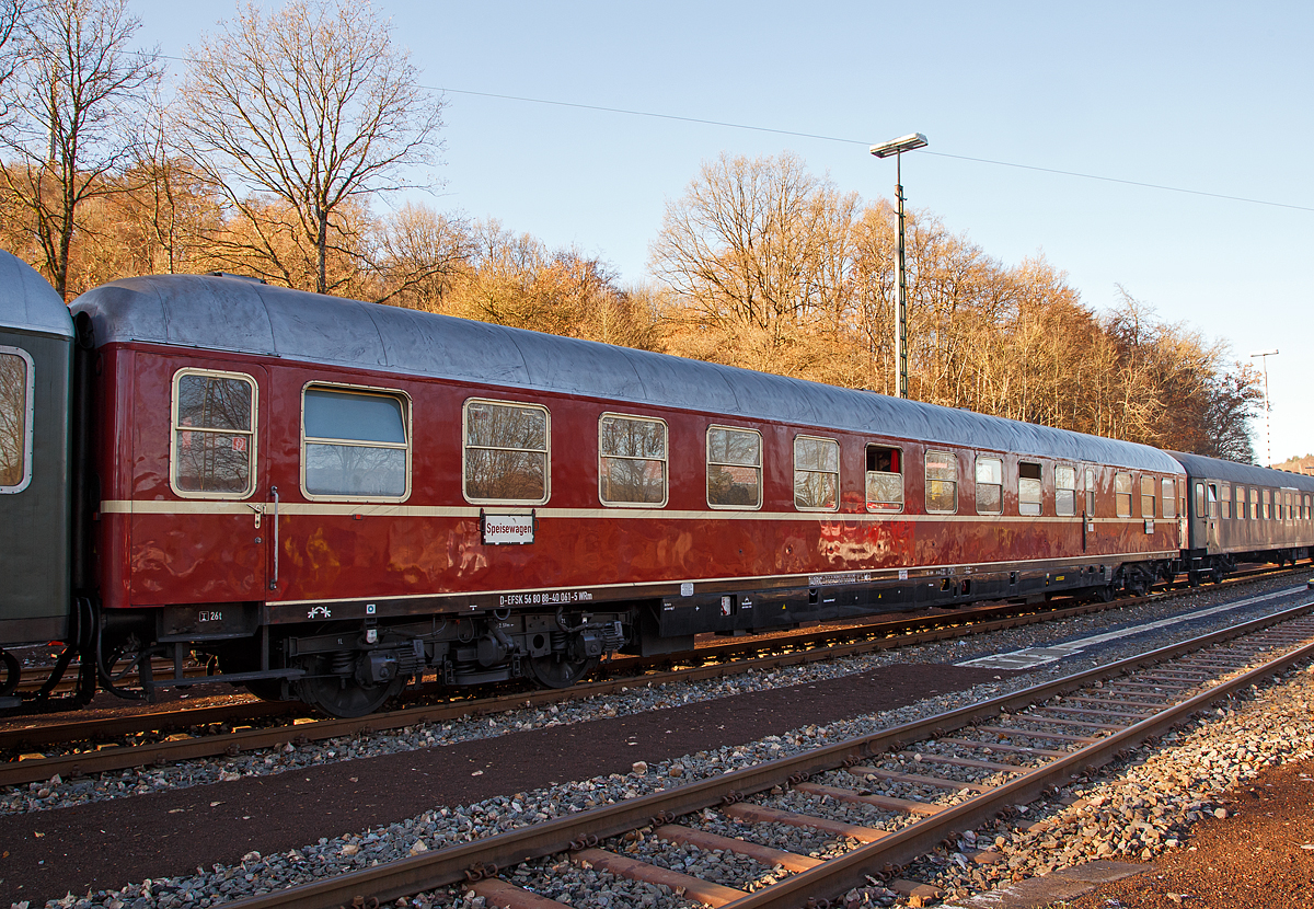
Speisewagen D-EFSK 56 80 88-40 061-5 WRm der Eisenbahnfreunde Treysa e.V., hier am 03.12.2016 im Zugverband beim Bahnhof Westerburg. 

Es ist ein besonderer Exot der Speisewagen D-EFSK 56 80 88-40 061-5 WRm. Der Wagen wurde 1955 bei der Firma Talbot in Aachen als eine rollende Militärkantine für die US Armee gebaut. Später übernahm ihn die Britische Rheinarmee, wo er noch bis Ende der 1990er Jahre im Einsatz war und anschließend von der Vulkan-Eifel-Bahn erworben wurde. Im Jahr 2015 kam er zu den Eisenbahnfreunde Treysa e.V.. Während der  Militärzeit  wurde er von der DB instand gehalten.
Von der Bauform der 26,4 Meter langen Schnellzugwagen ist der Wagen abgeleitet, deren Serienfertigung kurz zuvor begonnen hatte. 

TECHNISCHE DATEN: 
Spurweite: 1.435 mm 
Länge über Puffer:  26 400 mm
Wagenkastenlänge:  26.100 mm
Drehzapfenabstand:  19.000 mm
Achsstand:  21.500 mm
Achsstand im Drehgestell:  2.500 mm
Höchstgeschwindigkeit:  140 km/h