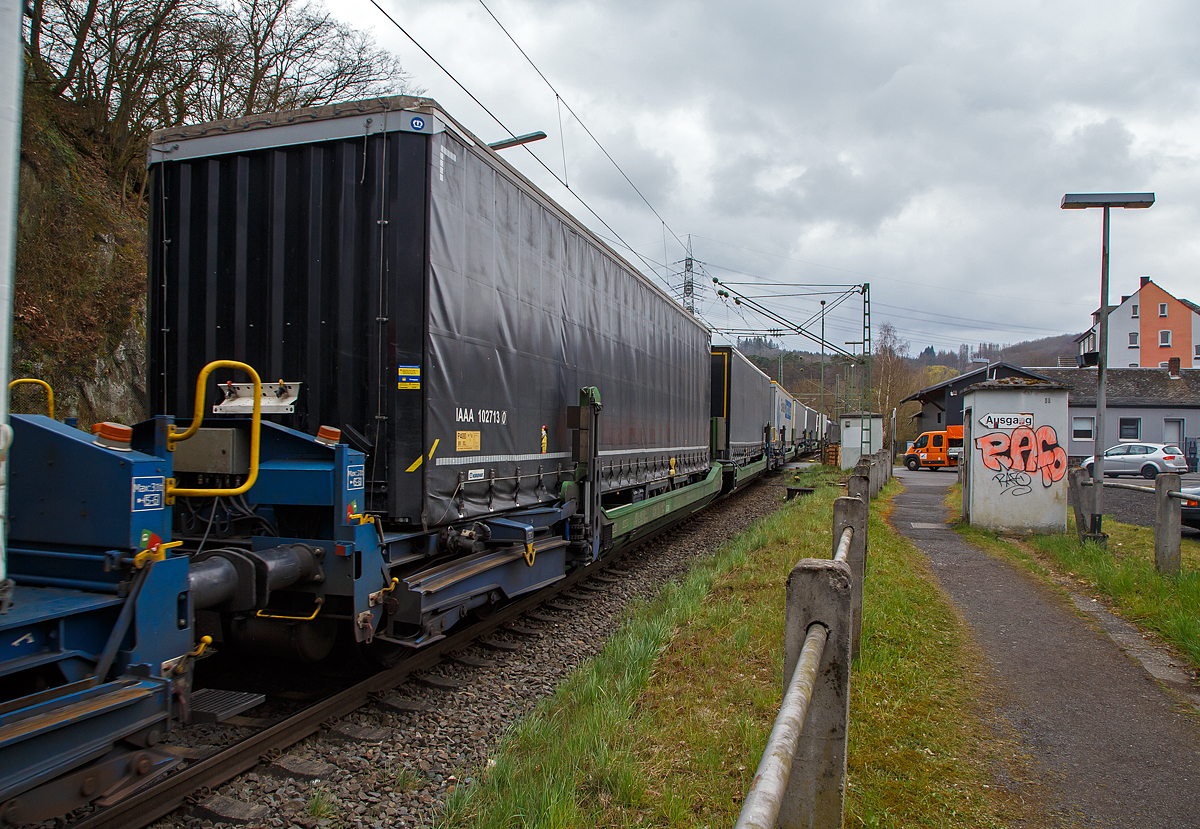 Spezieller sechsachsiger Gelenk-Taschenwagen System HELROM, 87 80 4993 014-1 D-HEL, der Gattung Sdmrs, der HELROM Trailer Rail am 01.04.2022 im Zugverband bei der Zugdurchfahrt in Scheuerfeld (Sieg). 

Der Clou bei HELROM sind neuartige Transportwaggons, die keine teuren Kran- oder Verladeeinrichtungen brauchen. Dieses Megaswing-System ist ein spezieller Taschenwagen mit schwenkbaren Aufnahmewannen für Sattelauflieger. Hydraulikstützen dienen als Stabilisierung, wenn die Wanne nach links oder rechts ausschwenkt. Die Beladung der Wanne mit einem Sattelauflieger erfolgt rückwärts. Nach Absatteln des Sattelaufliegers wird die Wanne angehoben und schwenkt wieder ein. Der Sattelauflieger wird leicht abgesenkt und mit dem Waggon fest verbunden, er ist nun auf dem Waggon sicher verstaut. Die Technik ist im Waggon verbaut.

TECHNISCHE DATEN:
Hersteller: Gök Yapi  (Türkei)
Spurweite: 1.435 mm
Länge über Puffer: 34.230 mm
Drehzapfenabstand: 2 x 14.200 mm
Achsabstand im Drehgestellen: 1.800 mm
Laufraddurchmesser: 920 mm (neu)
Eigengewicht: 45.200 kg 
Max. Zuladung bei Lastgrenze: 76,0 t (ab Streckenklasse D)
Max. Geschwindigkeit: 100 km/h (beladen) / 120 km/h (leer)
Kleinster befahrbarer Gleisbogen: R 75 m
Bremse: 2 x MH-GP-A (K)
Bremssohle: Cosid 810
Feststellbremse: Ja (auf ein Drehgestell)
Intern. Verwendungsfähigkeit: TEN CW