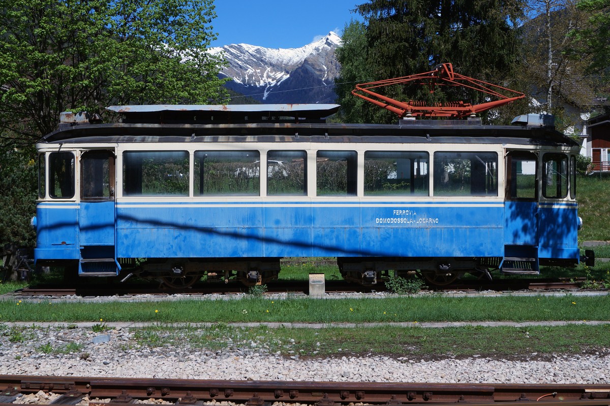 SSIF/FART: Obschon in S. Maria Maggiore nie eine Strassenbahn betrieben wurde, steht das Strassenbahndenkmal mit dem Triebwagen Be 4/4 4, (1911) ehemals FART, Strassenbahn Locarno und Rheintalische Strassenbahn, bereits seit vielen Jahren in einem recht guten Zustand in dieser Gemeinde beim Bahnhof.
Foto: Walter Ruetsch  