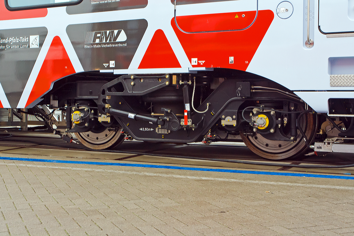 
Stadler Pankow präsentiert den 1. FLIRT der 3. Generation für die DB Regio AG, auf der InnoTrans 2014 (hier 26.09.2014) und bald fährt er auf der Saar- und Moselstrecke.  

Es ist 94 80 0429 113-4 D-DB / 94 80 0429 613-3 D-DB  ein fünfteilige Stadler FLIRT3 der DB Regio AG Region Südwest, das erste Fahrzeug der Serie (von 28 Stück).

Datailaufnahme eine Antriebsdrehgestelles.

Weitere Beschreibung von dem FLIRT siehe:
http://hellertal.startbilder.de/bild/deutschland~triebzuege~br-429-stadler-flirt-5-teillig/371288/stadler-pankow-pr228sentiert-den-1-flirt.html