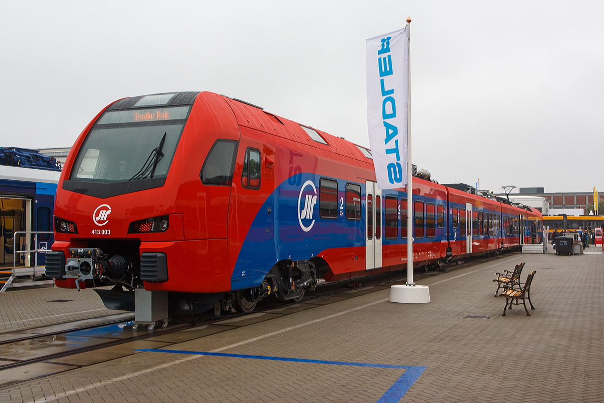 
Stadler präsentierte den vierteiligen FLIRT 3 - 413 003 für die ŽS (Železnice Srbije, deutsch Eisenbahnen Serbiens, serbisch-kyrillisch Железнице Србије), auf der InnoTrans 2014.  

Die Železnice Srbije hat 21 vierteilige elektrische Niederflureinheiten vom Typ FLIRT3 bei Stadler bestellt, welche in Serbien auf den meist frequentierten Vorort- und Regionalstrecken eingesetzt werden. 

Serbisch lautet die BR-Bezeichnung: ЖС серија 413
