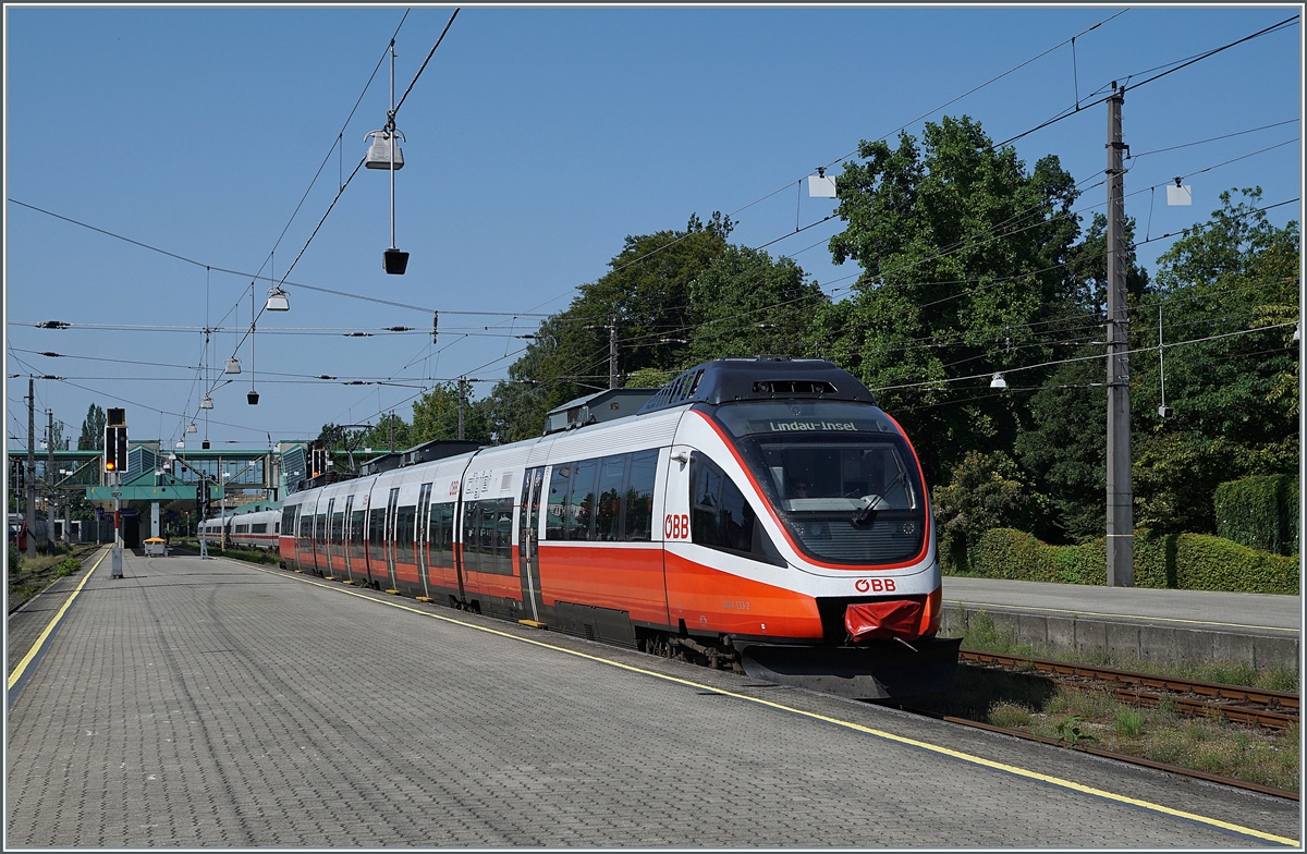 Statt wie früher in Lindau HBF kann nun in Bregenz Fahrzeuge der ÖBB, DB und SBB sehen: 
Der ÖBB 4024 133-2 verlässt Bregenz mit dem Ziel Lindau Insel. 

14. August 2021