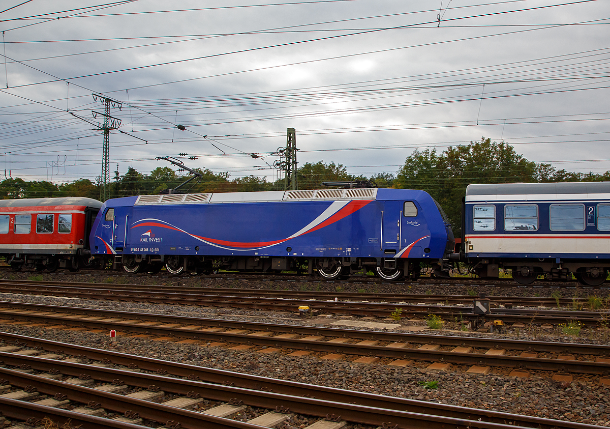 
Stefanie eine ehemalige Schweizerin:
Die 145 088-1  Stefanie  (91 80 6145 088-1 D-SRI) der SRI Rail Invest GmbH , ex MRCE 145 088-1, ex SBB Cargo Re 481 006-5, MThB Re 486 656-2, fährt mit einem TRI Personenzug am 04.09.2020 durch Koblenz-Lützel in Richtung Köln. 

Neben den Loks der BR 145 (TRAXX F140 AC) der DB wurden damals auch sechs baugleiche Loks durch die Schweizer Privatbahn MThB als Re 486 bei ADtranz bestellt. So wurde 145 088-1 bei Adtranz in Kassel (heute Bombardier) 2000 unter der Fabriknummer 33393 für die MThB - Mittelthurgaubahn AG in Weinfelden (Schweiz) gebaut und als Re 486 656-2 geliefert. Bedingt durch die Liquidierung der MThB wurde die Lok an die SBB Cargo verkauft und als 481 006-5 umgezeichnet.

Im Jahr 2005 wurde sie dann, wie weitere Re 481er, an die MRCE (Mitsui Rail Capital Europe) verkauf und vorerst als 481 006-5 geführt, im Jahr 2007 bekam die dann die NVR-Nummer 91 80 6145 088-1 D-DISPO. Nun wurde sie auch als 145 088-1 bezeichnet. Im Jahr 2014 wurde sie an die SRI Rail Invest GmbH verkauft und als 91 80 6145 088-1 D-SRI geführt.