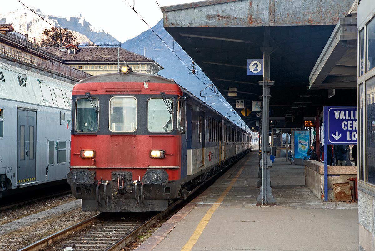 
Steuerwagen voraus (BDt 50 85 82-33 974-5) hat das SBB EW 1 - Pendel (als SBB 30325) am 27.12.2015 den Zielbahnhof Domodossola (I) erreicht, bevor es später (um 16:48 Uhr) wieder als IR 3328 nach Brig zurück geht.