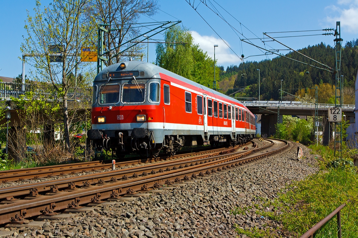 
Steuerwagen voraus erreicht gleich (19.04.2014) der RE 9 (rsx - Rhein-Sieg-Express) Siegen - Köln - Aachen den Bahnhof Betzdorf/Sieg. 

Hier ist es der 2. Klasse Karlsruher-Steuerwagen  ex Silberling (n-Wagen) D-DB 50 80 82 - 34 317 - 1 Bnrdzf 477.6.
Diese Wagen sind für eine Höchstgeschwindigkeit von 140 km/h zugelassen.