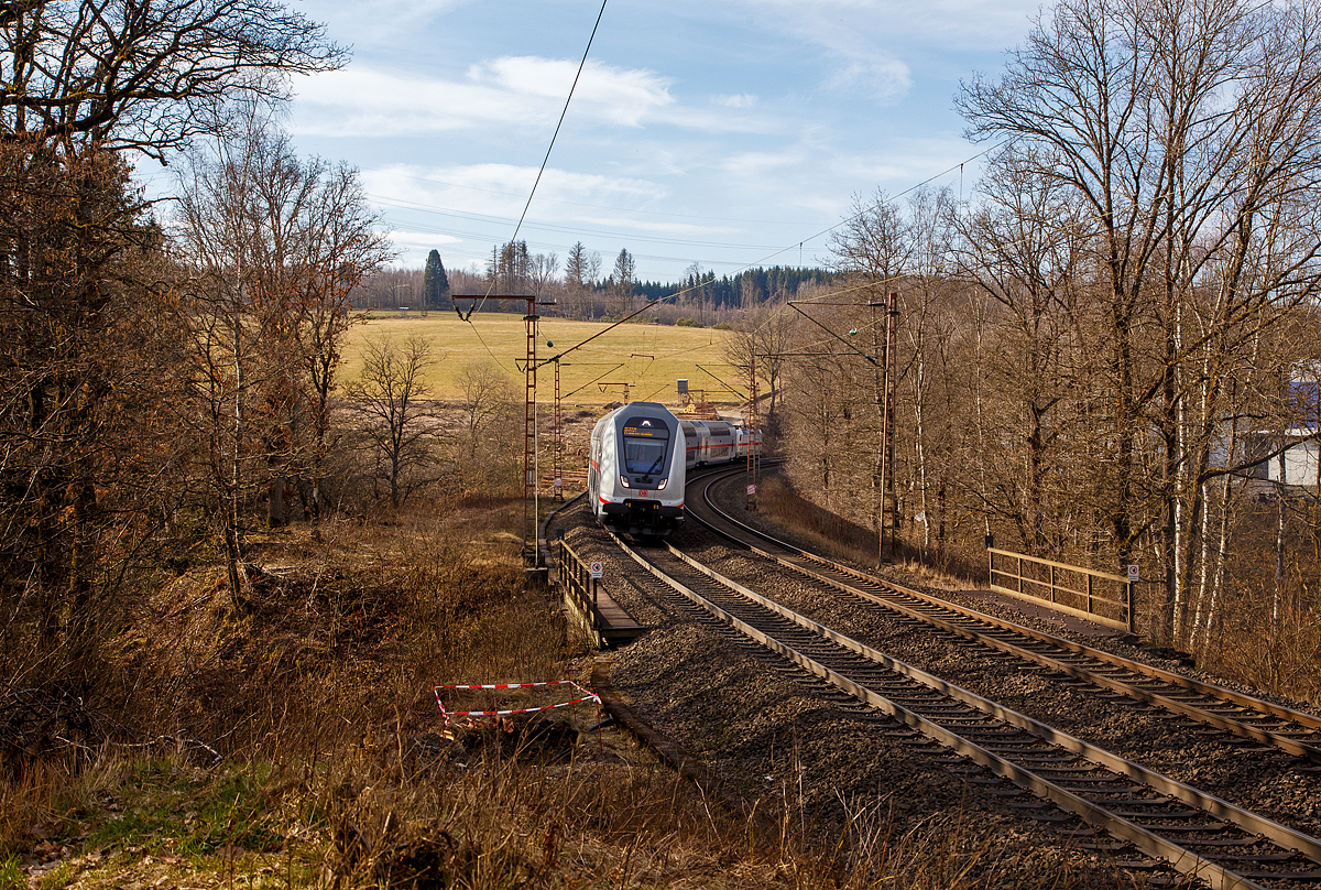 Steuerwagen voraus fährt der IC2 (Garnitur IC 4887) am 13.03.2022, als IC 2321 (Norddeich Mole - Münster  -  Siegen – Frankfurt/Main) bei Wilnsdorf Rudersdorf, mit eine sehr netten Tf, über die Dillstrecke in Richtung Frankfurt.  Gleich geht es auf den Rudersdorfer Viadukt. Schublok war die 147 563 (91 80 6147 563-1 D-DB - IC 4887).

Nochmals eine lieben Gruß an den netten freundlich grüßenden Lf zurück.
