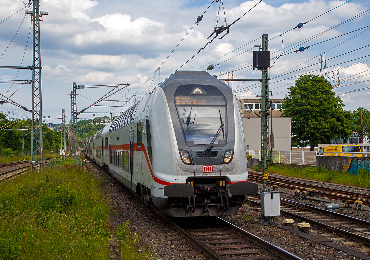 Steuerwagen voraus f�hrt der IC2 (Garnitur IC 4887) am 04.06.2022, als IC 2228 / RE 34 (Frankfurt(Main)Hbf - Siegen Hbf - M�nster(Westf)Hbf), p�nktlich in den Hauptbahnhof Siegen ein.  Schublok war die 147 563 (91 80 6147 563-1 D-DB - IC 4887).